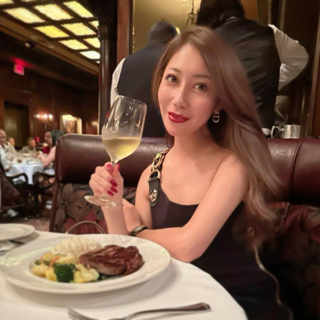 齋藤菜月さんのインスタグラム写真 - (齋藤菜月Instagram)「食べて飲んでごろごろした🌺  ゴルフも気持ちよかったぁ❣️  しっかり仕事して年末まで頑張ります🌈🪽  バーサイトウ、N、ピンポン、F  よろしくお願いします🥹💞  #hawaii#👙#🌊#🍺#🍷  #barsaito#wine#winebar#奥渋谷」11月20日 7時08分 - irisnacchi