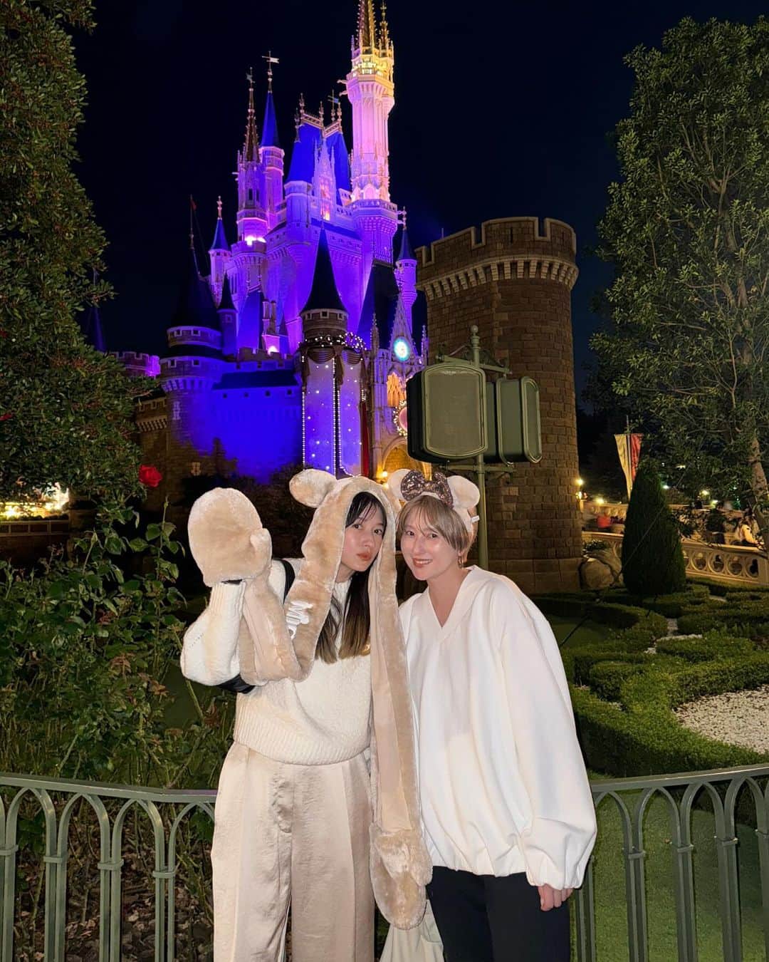 松本恵奈のインスタグラム：「夜のディズニーランドもキラキラしてて綺麗でした♡ アトラクションを待ってる時にすごくいい場所から花火も見れたよ♡ギリギリまで遊んで大満足でした♡ #ディズニーランド」