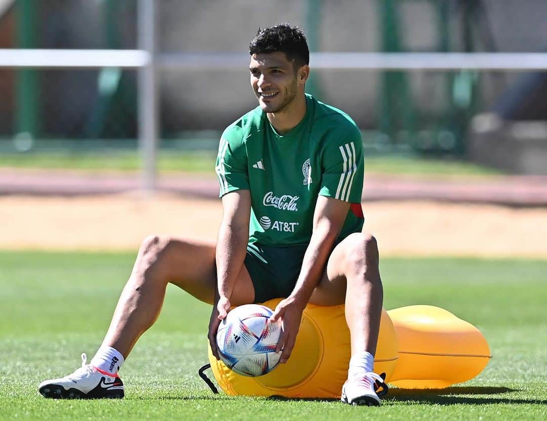 ラウール・ヒメネスさんのインスタグラム写真 - (ラウール・ヒメネスInstagram)「🇲🇽⚽️💪🏼🔝」11月20日 7時20分 - raulalonsojimenez9