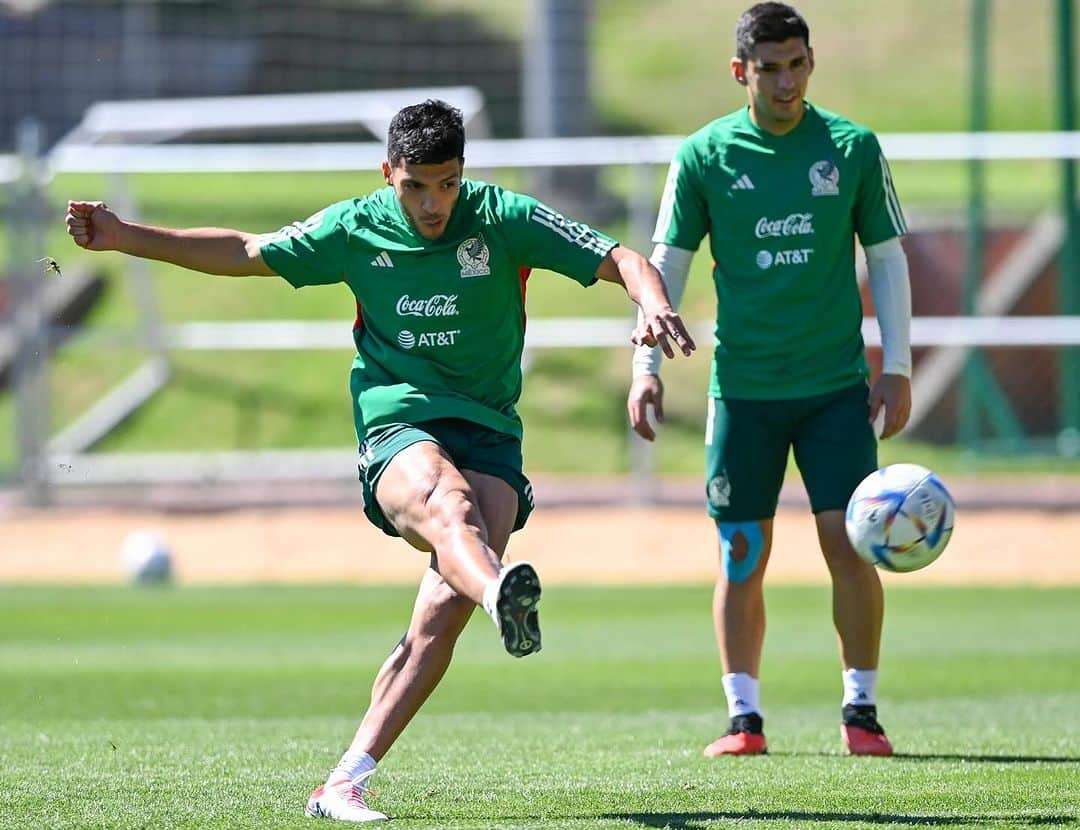 ラウール・ヒメネスのインスタグラム：「🇲🇽⚽️💪🏼🔝」