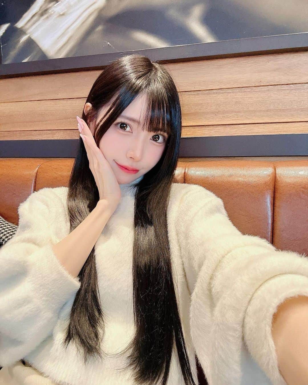 美和花樺のインスタグラム：「. . Cafe☕ . 핸드폰 충전이 없어서 곤란해서 카페에서 충전했어～ㅋㅋ . . #카페 #나홀로여행 #一人旅 #韓国 #셀카 #셀스타 #셀스타그램 #마실룩 #오오티디 #ootd #좋아요꾹 #해외여행 #여행스타그램 #여행기록 #홍대 #홍대카페」