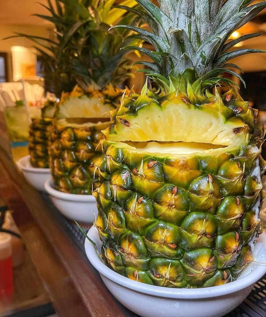 alohatable_waikikiのインスタグラム：「Fresh pineapple for our Pina coladas! 🍍  #zetton #pinacoladas #drinks #aloha #hawaii #waikiki」