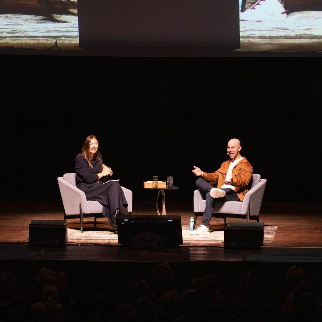 マリア・シャラポワさんのインスタグラム写真 - (マリア・シャラポワInstagram)「This week, I had the great honor of moderating a panel with @adamgrant on the debut of his new book, Hidden Potential. Adam dedicated an entire chapter on embracing discomfort and despite not properly preparing for this new gig (thanks Adam😅) ,I enjoyed every minute of being out of my comfort zone.」11月20日 7時25分 - mariasharapova