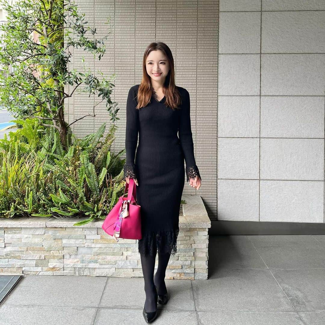 AriizumiEmaのインスタグラム：「コーディネート。 SHEINで私の中で最近大ヒットだったワンピース👗  SHEIN では、11月17日から11月27日までBLACK FRIDAYセールが開催中‼️ 『試すたび、好きが見つかる。届くたび、好きが増えてく』がテーマです。  期間中は、SHEIN30万点以上の人気アイテムが限定値下げ✨ 最大90%OFFのアイテムもあります。  ☑️私が着用している商品番号 　20377965 ・DAZY Kpop コントラストレーストリム セータードレス ・164㌢、Mサイズ  ストレッチが効いていて、シルエットが綺麗で、かなりおススメ💕 コートを着ても、裾からレースが見えて綺麗です。  ☑️クーポンコード、宜しければお使いください！ クーポンコード　23BF37  ✴︎0-5999円で15%オフ, 6000円以上のご購入で20％オフ 利用期限:2023年11月10日〜2023年12月31日  ※SHEINアカウント１つにつき三回までクーポンご利用していただけます。  @sheinofficial  @shein_japan  ・  #SHEINblackfriday  #SHEINGoodFinds  #SHEIN購入品 #BeSHEINモデル #SHEINforAll  #loveshein  #ad  #saveinstyle」