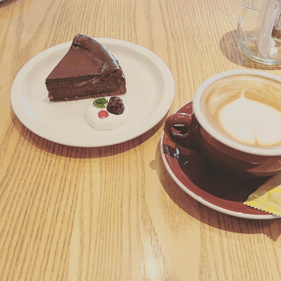 KIKIのインスタグラム：「鹿児島で行きたいお店が しばらく来ないうちに引越していたり よりによって定休日だったりで ガーンとなることが多いのだけど MOKUのケーキは石蔵で食べられてよかった😭  憧れの90番はランチで行けたヨ！（こちらは臨時的に17時までの営業） @ya_no_cake @good_neighbors_kagoshima」