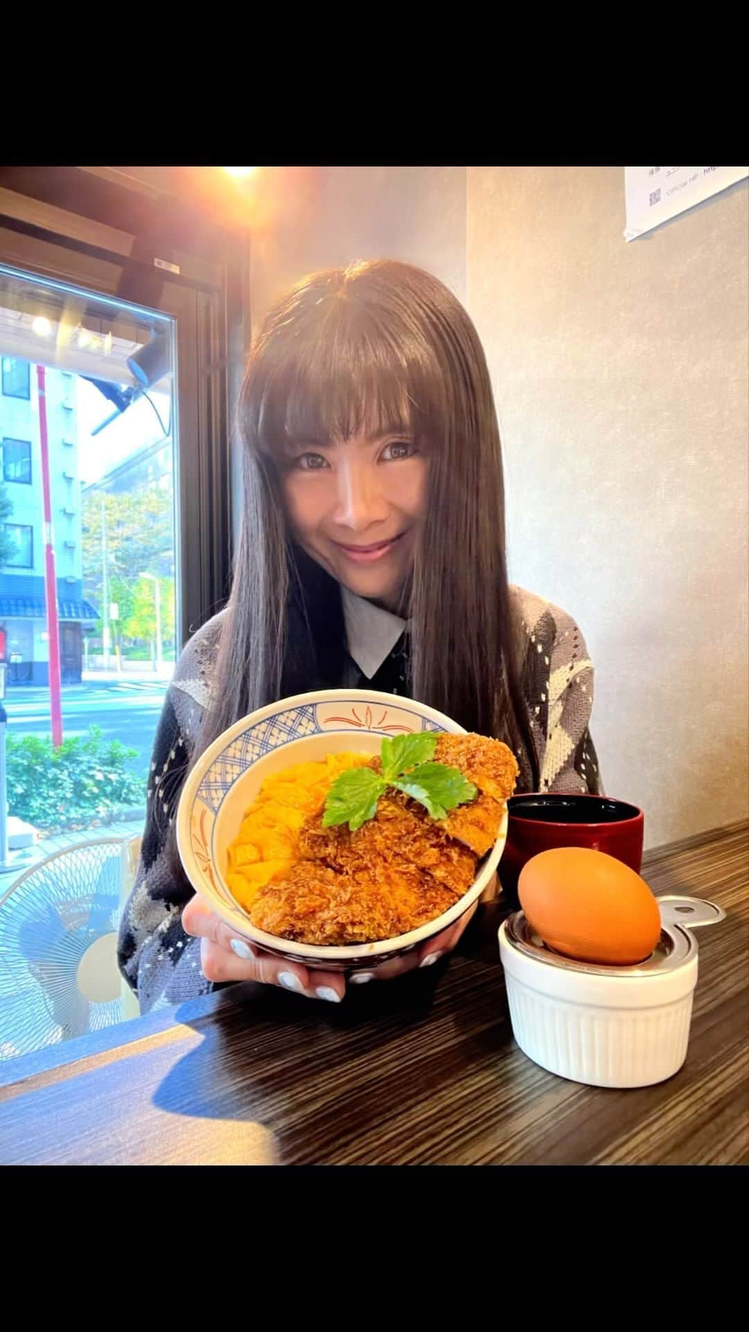 外村美姫のインスタグラム：「#カツ丼は人を幸せにする  毎日長い行列を横目に入店を諦めてたお店に、とうとう入りました。さて、本当にカツ丼は人を幸せにするのか…検証します!!  カツ丼の新常識『 #とじないカツ丼 』をスタンダードスタイルにすべく、日本橋本店 (水天宮前)へ。水天宮前駅からすぐ!!開店前から行列ができる超人気店です。食券購入し、列に並びます。  豪華にこちらを頂きました。 とじないカツ丼 三元豚ロース 1300円 トッピング奥久慈 黄身の乗せ 200円  三元豚をその場で揚げ、ふわふわ半熟卵の上にとんかつを乗せ、秘伝のタレをかける。Wたまごで見栄え最高。大きな厚切りカツに、ふわふわ卵。上に卵黄トッピング。カツがサックサクで揚げたてでたまらんおいしさです。  柔らかいカツは程よいジューシーさと肉感。甘めのタレとも相性がよく、卵と共に頂くと至福の味わいでした。一心不乱に美味しさと幸せをかみしめ、完食したら。  丼の底から「幸せッ」出現。可愛い文字入りでした。食べて納得。行列店には訳があるのよ。食べ終えた人は皆笑顔で退店していく。コスパもよく、美味しくて、提供も早めです。これはリピートするしかないでしょう。  結果、 #カツ丼は人を幸せにする は間違いなく叶いました。今まで食べたカツ丼の中で、私的NO.1はココ。マジ推し!!お1人様も推奨。幸せの入り口からどうぞ!!  画像の中に入れておきましたが、黄身のせトッピング無料特典あり!! 〒103-0014 東京都中央区日本橋蛎殻町１丁目３７−９ ライオンズマンション日本橋第２ １Ｆ  PR @tojinaikatsudon #カツ丼 #とじないカツ丼 #日本橋グルメ #人形町グルメ #水天宮グルメ #日本橋ランチ #日本橋ディナー #水天宮前グルメ #水天宮前ランチ #人形町ランチ  #東京グルメ #東京ランチ #東京グルメ部  #グルメ巡り #グルメ #かつ丼 #かつ #とんかつ #トンカツ #lunch #コスパ #行列グルメ #行列店 #行列 #東京 #yummy #肉スタグラム #foodie #tonkatsu」