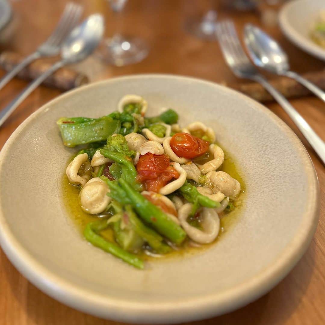 胃腸良子さんのインスタグラム写真 - (胃腸良子Instagram)「#puglia  #イベント お料理バージョンです。  プーリア旅行のメンバーが同窓会のように集まって ワイワイ楽しくプーリア料理をいただきました！  一皿目のパスタは、  オレキエッテというパスタを使っています。 小さな耳たぶと呼ばれて店頭で作っていたもの。 オレキエッテ、アンチョビ、トマト、オリーブオイル　、イタリアの菜の花と呼ばれているテーマ・ディ・ラーパというお野菜を使っています。  二皿目のパスタは、  カヴァテッリというパスタで こがし小麦を使っているため少し黒いのですが苦味はまったくありません。貧乏人のパスタと呼ばれるそうです。  プーリア料理の哲学は、 シンプルな味で食材の味を活かすこと。  どれもシンプルですがとても味わい深い旨みが凝縮しているお料理でした。  最後のデザートは、 ゼッボレという名前。  イタリアは3月19日が父の日でこの日に食べるデザートだそうです。  カドタのシェフの新井さんは、バーリでは家の前にテーブルをだしておばあちゃんが玄関先でその光景を表現したくていつも店頭でオレキエッテを作っているのですって！  イタリア🇮🇹の味に癒された一日でした。 プーリアに会いたくなったらカドタさんに伺おうっと。  Cadota（カドタ） 住所：〒171-0051　東京都豊島区長崎4-9-3 1F 電話番号：050-3574-0315  #weareinpuglia  @weareinpuglia   @iammirkofebbrile  #iammirkofebbrile  #sanmarzanowine @sanmarzanowine   #italy #italianfood  with @haruna.kokubun  @bisuhada  @ayano.2.5.2.5  @yoshimasa_hoshiba」11月20日 7時34分 - kimiyo.f