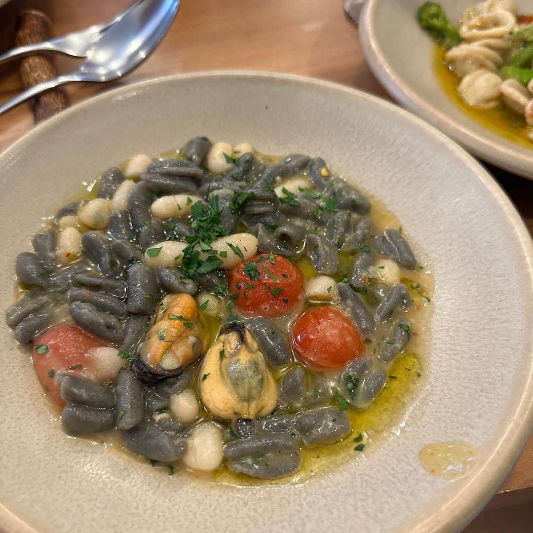 胃腸良子さんのインスタグラム写真 - (胃腸良子Instagram)「#puglia  #イベント お料理バージョンです。  プーリア旅行のメンバーが同窓会のように集まって ワイワイ楽しくプーリア料理をいただきました！  一皿目のパスタは、  オレキエッテというパスタを使っています。 小さな耳たぶと呼ばれて店頭で作っていたもの。 オレキエッテ、アンチョビ、トマト、オリーブオイル　、イタリアの菜の花と呼ばれているテーマ・ディ・ラーパというお野菜を使っています。  二皿目のパスタは、  カヴァテッリというパスタで こがし小麦を使っているため少し黒いのですが苦味はまったくありません。貧乏人のパスタと呼ばれるそうです。  プーリア料理の哲学は、 シンプルな味で食材の味を活かすこと。  どれもシンプルですがとても味わい深い旨みが凝縮しているお料理でした。  最後のデザートは、 ゼッボレという名前。  イタリアは3月19日が父の日でこの日に食べるデザートだそうです。  カドタのシェフの新井さんは、バーリでは家の前にテーブルをだしておばあちゃんが玄関先でその光景を表現したくていつも店頭でオレキエッテを作っているのですって！  イタリア🇮🇹の味に癒された一日でした。 プーリアに会いたくなったらカドタさんに伺おうっと。  Cadota（カドタ） 住所：〒171-0051　東京都豊島区長崎4-9-3 1F 電話番号：050-3574-0315  #weareinpuglia  @weareinpuglia   @iammirkofebbrile  #iammirkofebbrile  #sanmarzanowine @sanmarzanowine   #italy #italianfood  with @haruna.kokubun  @bisuhada  @ayano.2.5.2.5  @yoshimasa_hoshiba」11月20日 7時34分 - kimiyo.f
