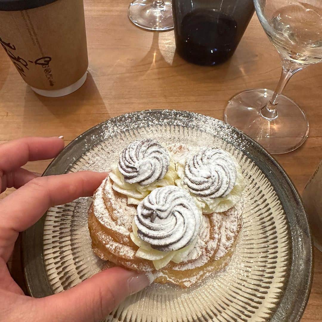 胃腸良子さんのインスタグラム写真 - (胃腸良子Instagram)「#puglia  #イベント お料理バージョンです。  プーリア旅行のメンバーが同窓会のように集まって ワイワイ楽しくプーリア料理をいただきました！  一皿目のパスタは、  オレキエッテというパスタを使っています。 小さな耳たぶと呼ばれて店頭で作っていたもの。 オレキエッテ、アンチョビ、トマト、オリーブオイル　、イタリアの菜の花と呼ばれているテーマ・ディ・ラーパというお野菜を使っています。  二皿目のパスタは、  カヴァテッリというパスタで こがし小麦を使っているため少し黒いのですが苦味はまったくありません。貧乏人のパスタと呼ばれるそうです。  プーリア料理の哲学は、 シンプルな味で食材の味を活かすこと。  どれもシンプルですがとても味わい深い旨みが凝縮しているお料理でした。  最後のデザートは、 ゼッボレという名前。  イタリアは3月19日が父の日でこの日に食べるデザートだそうです。  カドタのシェフの新井さんは、バーリでは家の前にテーブルをだしておばあちゃんが玄関先でその光景を表現したくていつも店頭でオレキエッテを作っているのですって！  イタリア🇮🇹の味に癒された一日でした。 プーリアに会いたくなったらカドタさんに伺おうっと。  Cadota（カドタ） 住所：〒171-0051　東京都豊島区長崎4-9-3 1F 電話番号：050-3574-0315  #weareinpuglia  @weareinpuglia   @iammirkofebbrile  #iammirkofebbrile  #sanmarzanowine @sanmarzanowine   #italy #italianfood  with @haruna.kokubun  @bisuhada  @ayano.2.5.2.5  @yoshimasa_hoshiba」11月20日 7時34分 - kimiyo.f