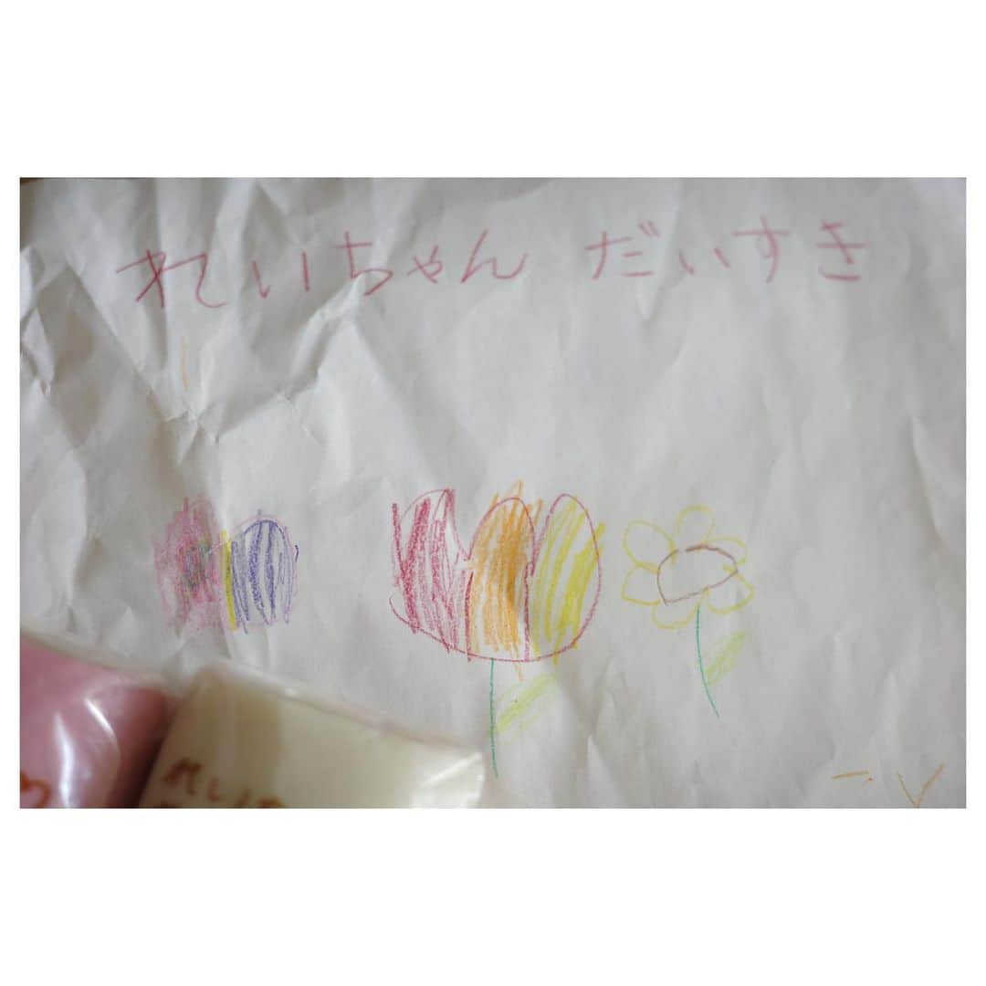 高垣麗子さんのインスタグラム写真 - (高垣麗子Instagram)「* 友人の子供達からもらったプレゼントにきゅん♡  鈴廣でオリジナル蒲鉾を作ってくれたんだって さくぽてもいる♡ 可愛過ぎて食べられないよ𓂃  お手紙も嬉しくて、今朝また眺めていました☺️ * #birthdaypresent  #love #shibainu  #sakupote #柴犬 #さくぽて」11月20日 7時36分 - reikotakagaki