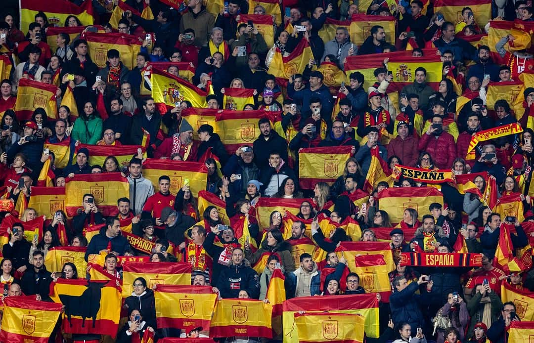 サッカー スペイン代表チームのインスタグラム：「2⃣4⃣.1⃣4⃣6⃣ gracias a otros tantos espectadores que nos estáis arropando en esta bonita noche de fútbol en Valladolid.  💜🤍 ¡¡𝗚𝗥𝗔𝗖𝗜𝗔𝗦, 𝗣𝗨𝗖𝗘𝗟𝗔𝗔𝗔𝗔!!   #VamosEspaña | #EURO2024」