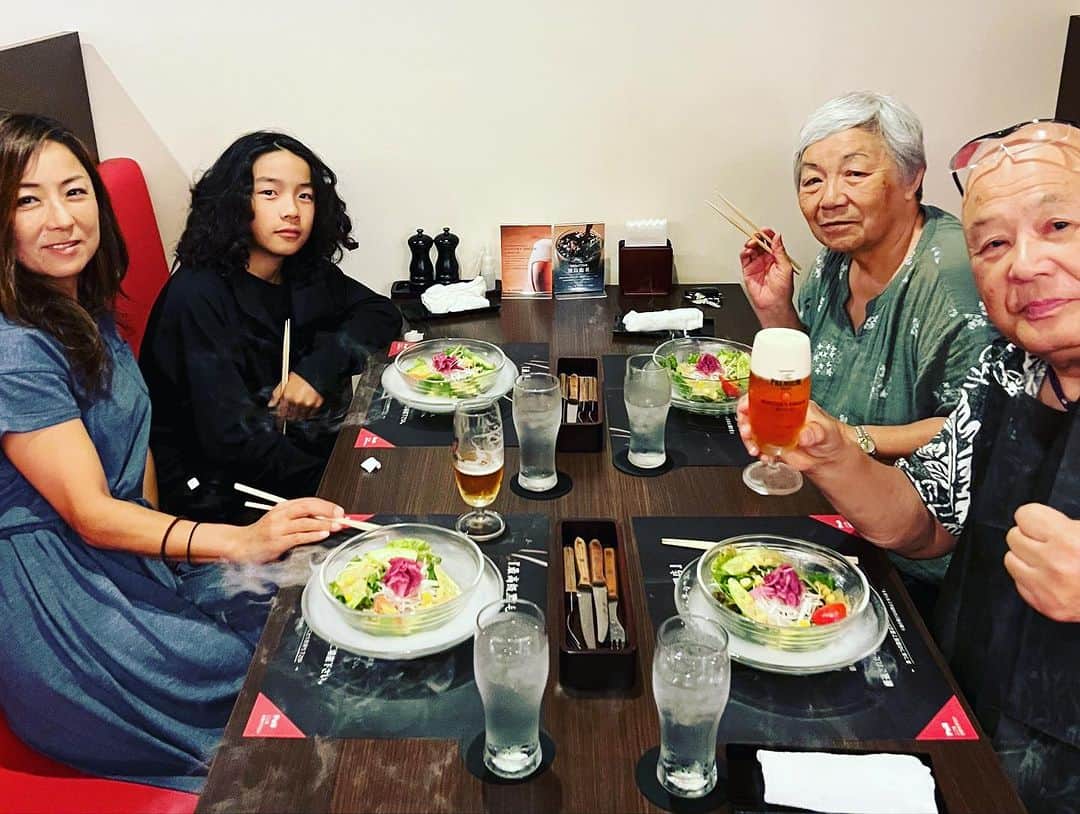 上田ユキエさんのインスタグラム写真 - (上田ユキエInstagram)「いつも大きな愛で受け止めてくれる義理の両親。一緒に美味しいもの食べて笑わせてくれて、悩みや不安を吹き飛ばしてくれる。夫と喧嘩しても味方になってくれる。私もいつかお嫁さんにこんな風に優しくできるかな…🤔💕 #family #parentsinlaw #grandma #grandpa」11月20日 7時37分 - yukie_ueda