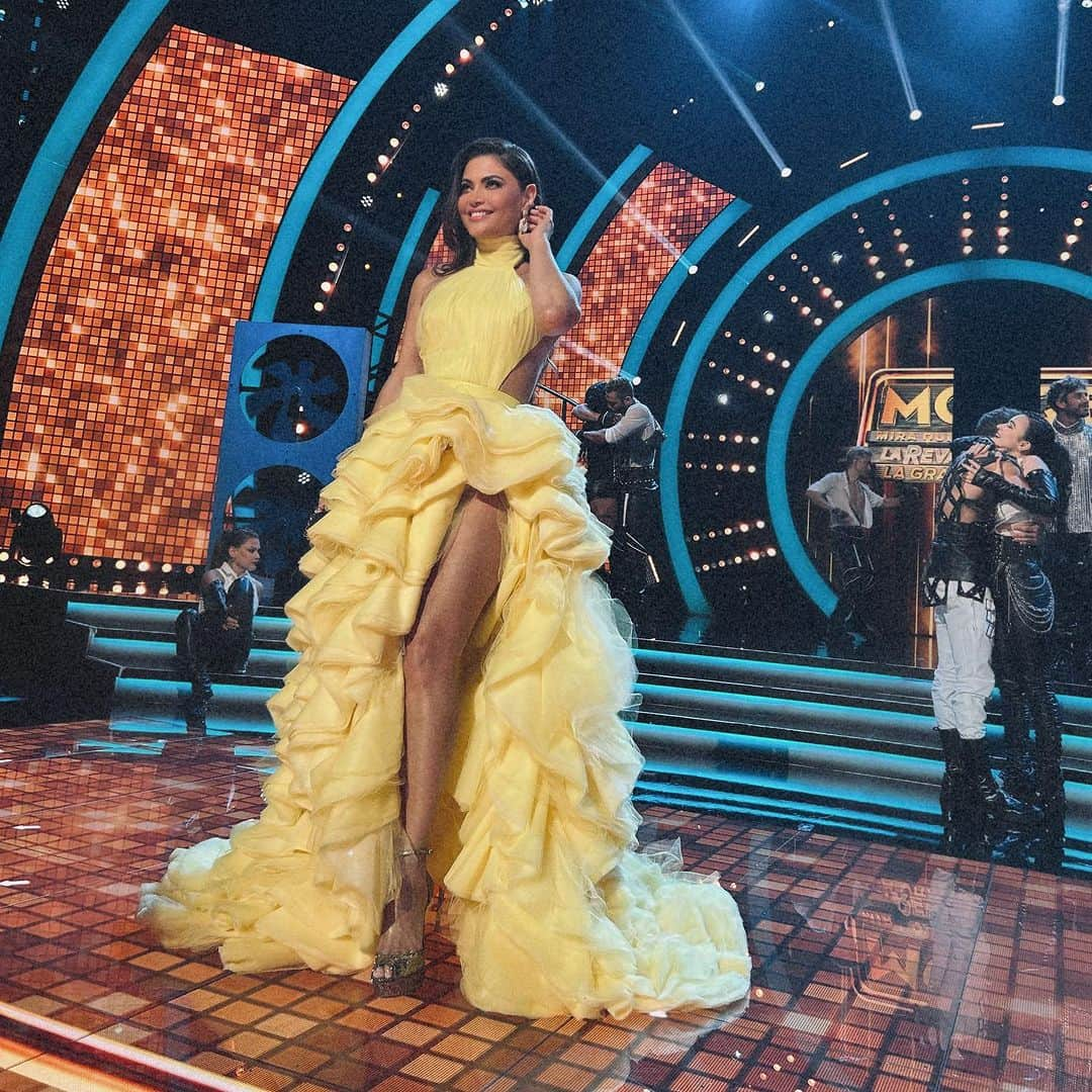 Chiquinquira Delgadoさんのインスタグラム写真 - (Chiquinquira DelgadoInstagram)「💛 GRAN FINAL💛 #miraquienbaila   Una noche emocionantee! Hoy en @miraquienbaila 💃 los esperamos 7 pm x @univision!   Styled by @gabyrougestyle  💋 @bbellabymillie  💍 @wishfinejewelry  👗 @bridetoberd @suzelletaveras  📷 @carmenlira @felipe_cuevas_photo」11月20日 7時38分 - chiqui_delgado