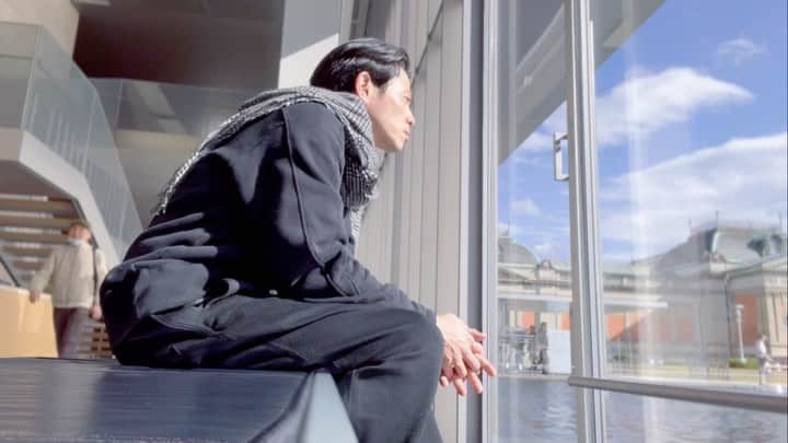 吉沢悠のインスタグラム：「. 〈京都国立博物館〉 日本にある“四大博物館“の１つだそうです。 上野、京都、大阪、九州。  日本の歴史や文化、感覚感性が研ぎ澄まされた「字」や「絵」は、心を奪われます。  #kyoto #京都国立博物館」