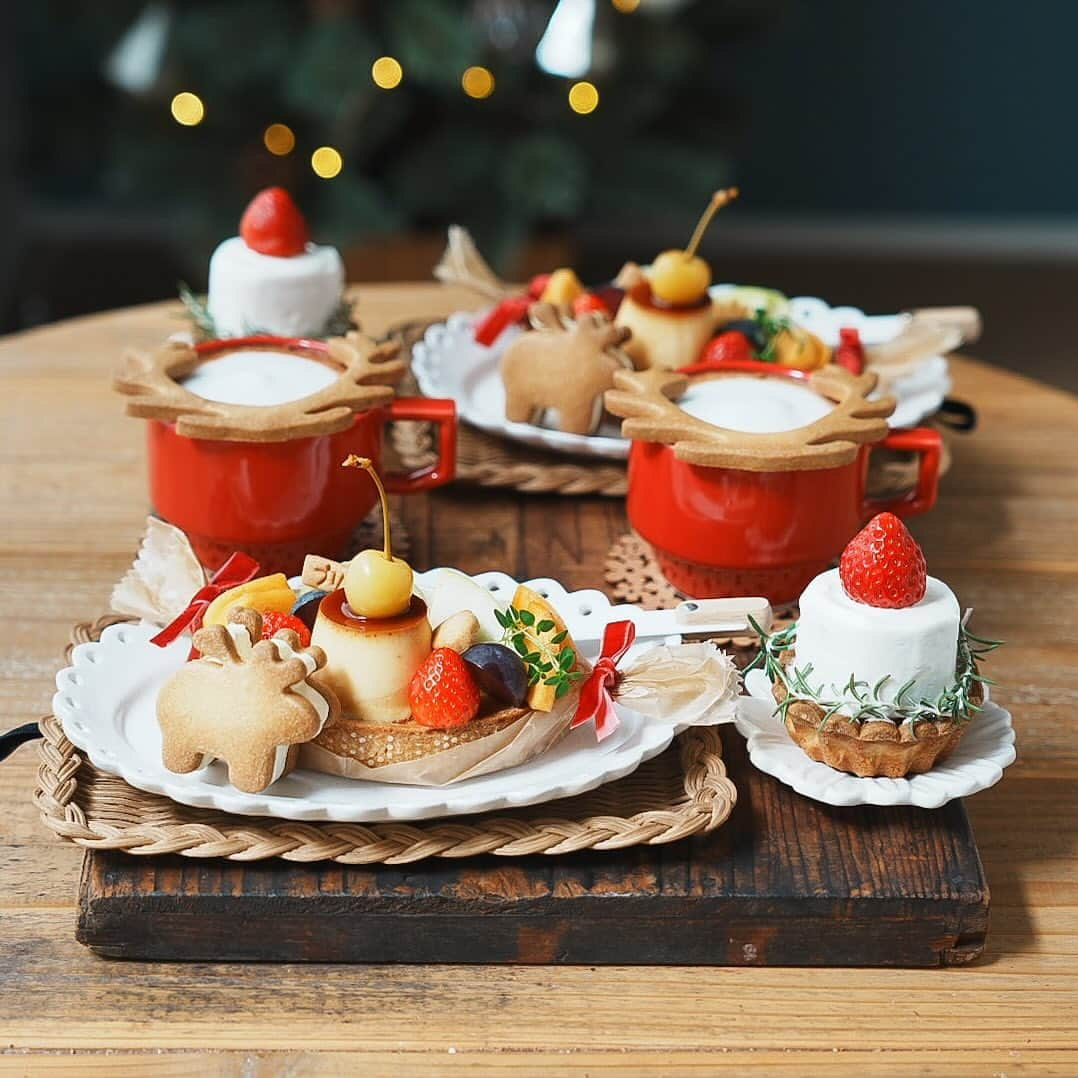 junjunのインスタグラム：「🎄  プリンアラモードタルトと キャンドルタルト トナカイレアチーズケーキサンド  クリスマススイッチ入りました  @ouchicafe_jp #秋冬ほっこりおうちカフェ  #プリンアラモード #プリンアラモードタルト #プリンタルト #キャンドルタルト #キャンドルケーキ #クリスマスケーキ #おうちカフェ #ホムカペ #cafestagram #カフェスタグラム #instacafe #カフェ部 #カフェ好きな人と繋がりたい #homemadesweets #手作りおやつ #お菓子作り好きな人と繋がりたい #今週もいただきます #キッチンからlove #私のおいしい写真 #インスタ探検隊 #KURASHIRU #おうちごはんLover  #フーディーテーブル #ごちそうさまが宝物 #コッタ #キナリノ #エルグルメ #マカロニメイト #IGersJP」