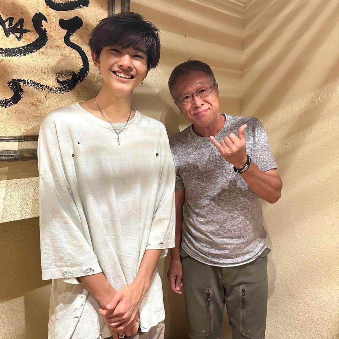 井上公造さんのインスタグラム写真 - (井上公造Instagram)「山口達也さんの長男、shotaroくんと夕食。ハワイで、ボーイズグループcrossing rainの一員として頑張っています。この日もダンスレッスンが終わった後、駆けつけてくれました。 お母さんの高澤悠子さんもハワイで起業して、頑張っています！ shotaroくんは、まだ15歳。しっかり挨拶もできるし、身長も高いし、何よりイケメン。子供の時、チラッと会ったことあるけど、逞しくなりました。 頑張って！  #ハワイ   #ハワイ大好き   #山口達也   #crossingrain  @yuko_wellness_hi」11月20日 7時46分 - inouekozo39