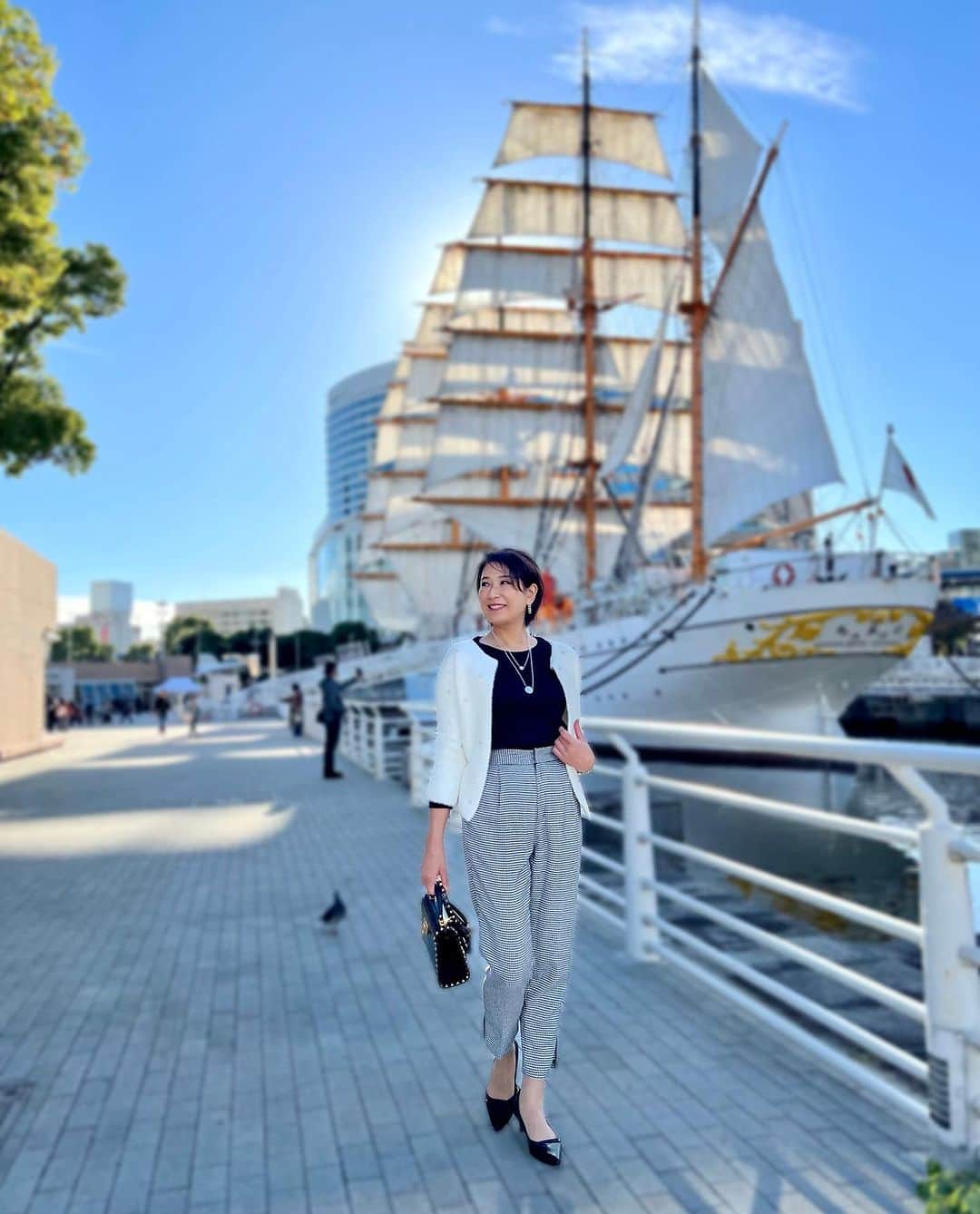 田中浩実のインスタグラム：「✧︎  きらりと輝く小粒のビジューがジュエリーのようなカーディガン。  ほわほわでモチッとしている優しい肌ざわり♡  冬の街に美しさを添えてくれる女性らしいアイテムです♡  カラー2種類 ●ブラック、ホワイト  Tops @ala_mode2015  商品番号 #mode-8248  #PR #sawaalamode #サワアラモード#サワジェンヌ #モデル  #コーディネート #レディースファッション #大人女子 #大人ファッション #大人コーデ #アラフィフファッション #アラフィフコーデ #アラフィフ #カーディガン #50代コーデ #lifestyle #fashion」
