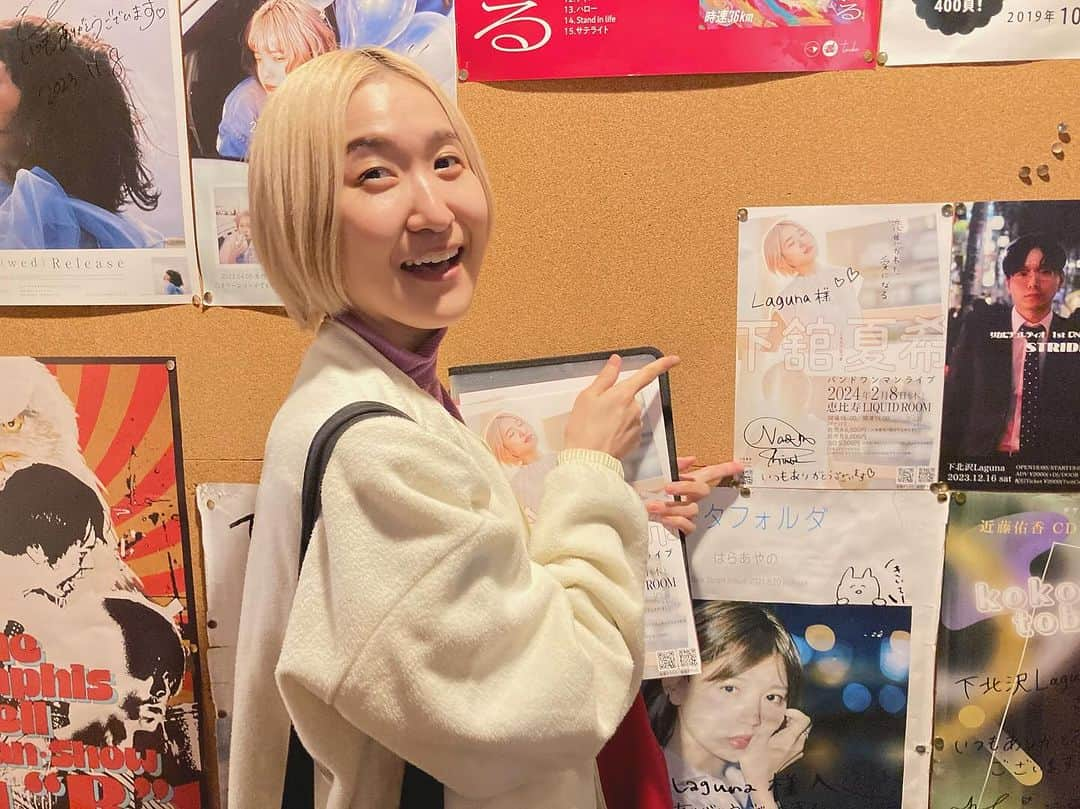 下舘夏希のインスタグラム：「【恵比寿リキッドルームワンマンまで79日】 たくさんの方にエールを頂いた🔥 純粋に音楽も楽しんだ ロックンロールが好きだ いつも身体はひとつしかないのにスケジュール詰め込んじゃうけどそれもあたしだなって思えた  下北沢Laguna🙇‍♀️Daisy Bar🙇‍♂️ フライヤーありがとうございます🩵 #ダテシモの挑戦   下舘夏希バンドワンマンin恵比寿LIQUID ROOM 「恋焦がれた愛になる」  2024年2月8日(木) 開場18時/開演19時  チケット  A 6,500円                   (入場優先、限定チェキ当日配布) 　　　　   B 5,000円 会場🎫↓ https://eplus.jp/sf/detail/3489630001-P0030003?P6=001&P1=0402&P59=1 配信🎫↓ 4,000円 https://twitcasting.tv/dateshimo_rock/shopcart/257625 #下北沢laguna #下北沢daisybar #下北沢ろくでもない夜 #ロックンロール #rock  #恵比寿リキッドルーム #恵比寿liquidroom #弾き語り #バンドワンマン #900人動員目標 #cd1500枚完売チャレンジ #シンガーソングライター」