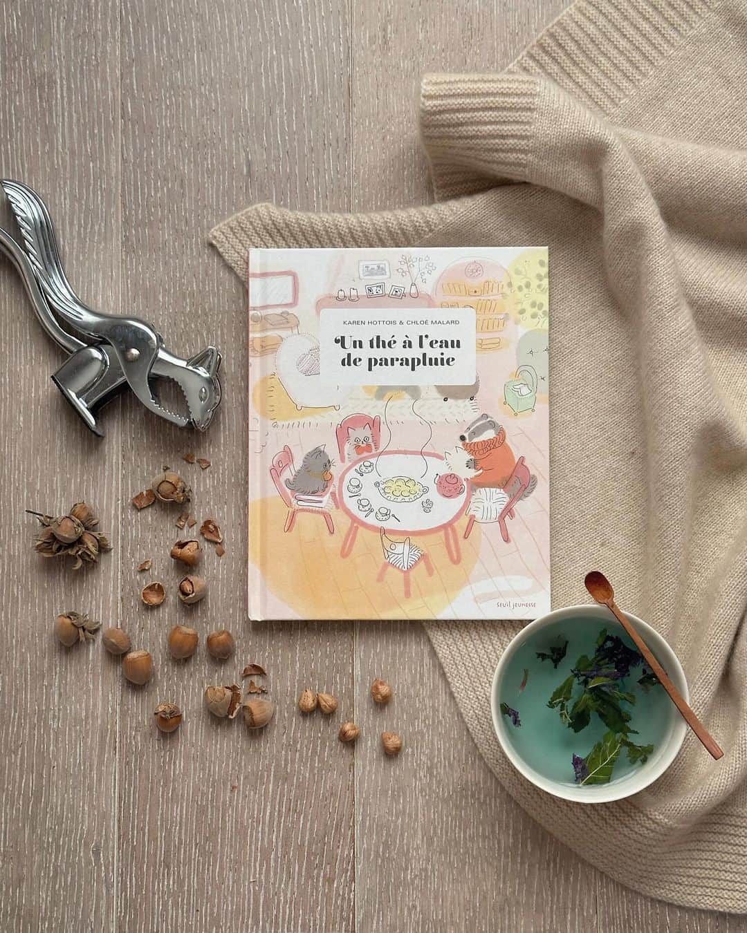 フィロとポンポンのインスタグラム：「Un petit peu de baume au cœur…🧡 Quelques noisettes du jardin et un thé à l’eau de parapluie !🫖」