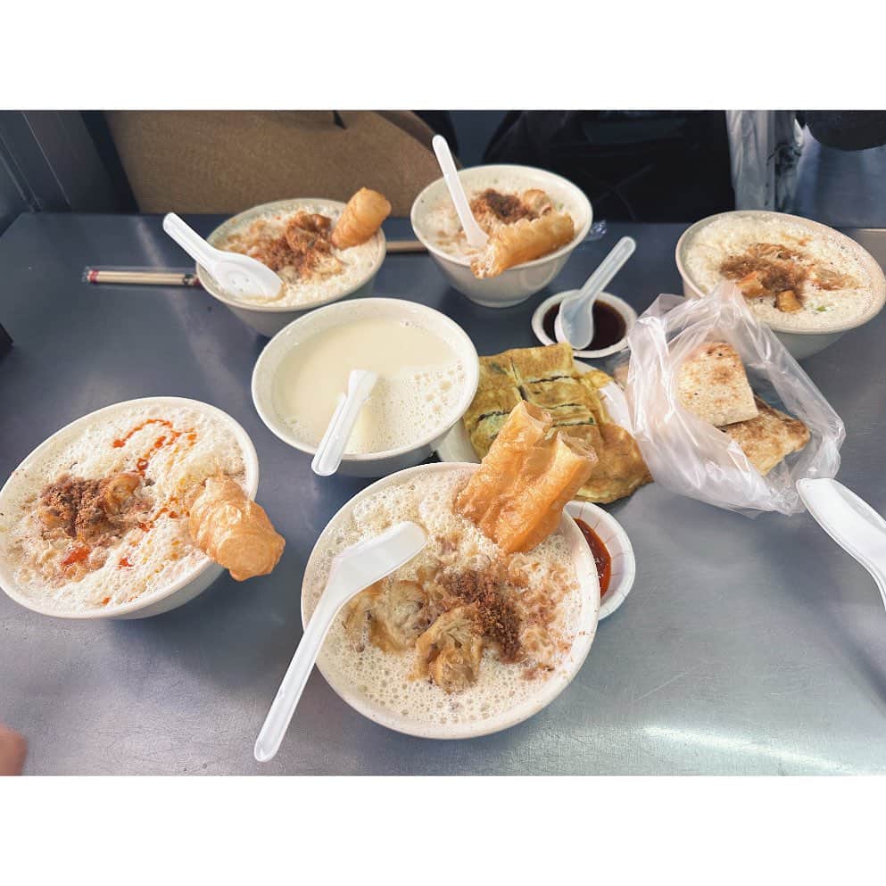 ハミルのインスタグラム：「. . 【　旅のかたち　】  大人数の旅が苦手だ.  旅先で合流して、また次の旅先で違う知り合いに会い、 自分のペースで周ることが好きだ.  もちろんロケとかで大人数で動くのは慣れてるし 楽しいが、そういう旅以外は、 基本2.3人でサクッとフットワーク軽く自由に動くのが好き.  なのに今回、6人旅. なぜ行こうと思えたかは、お茶のこともあったけど、 全員自分勝手だが、干渉せず尊重してくれる人ばかりだから.  そして全員自立してる思考の持ち主で、 デキるところと、ポンコツなところを各自持ってて、 補い合う.  そこに台湾といえば！のコーディネーターの青木由香ちゃんもお仕事じゃないのにいろいろ段取りのケアしてくれて、 レストランや車の手配してくれて、もうほんと感謝！  そんなこんなで、終始笑って、終始勝手に話し、 半分くはい人の話を聞いてない😂  久しぶりの台北で、朝から豆乳飲んで、 荒物みて、お茶して、甘いもの食べて、 古道具みたり、茶器みて、台湾のご飯にうなり、 夜にまた温かい豆花たべて、湯気立つ時間.  小曼さんの山の家も行かせていただき、 おいしいお茶を淹れてくださり、大満足の旅.  女6人旅とか経験したことなかったけど、 たまにいいね。旅のかたちってさまざまだなと思えた.  昨夜戻ってきて、もはや口上にあたる八角の味が恋しくなる.  硬めのお豆腐の炒め物と台湾の重めのねっとり白米、 今日のお昼食べたい.  @tea_xiaoman  @taiwan_aokiyuka  @kanaeishii_lc  @hiraikazumi  @mariko_h  @kyoko518  @setsuko.todo」