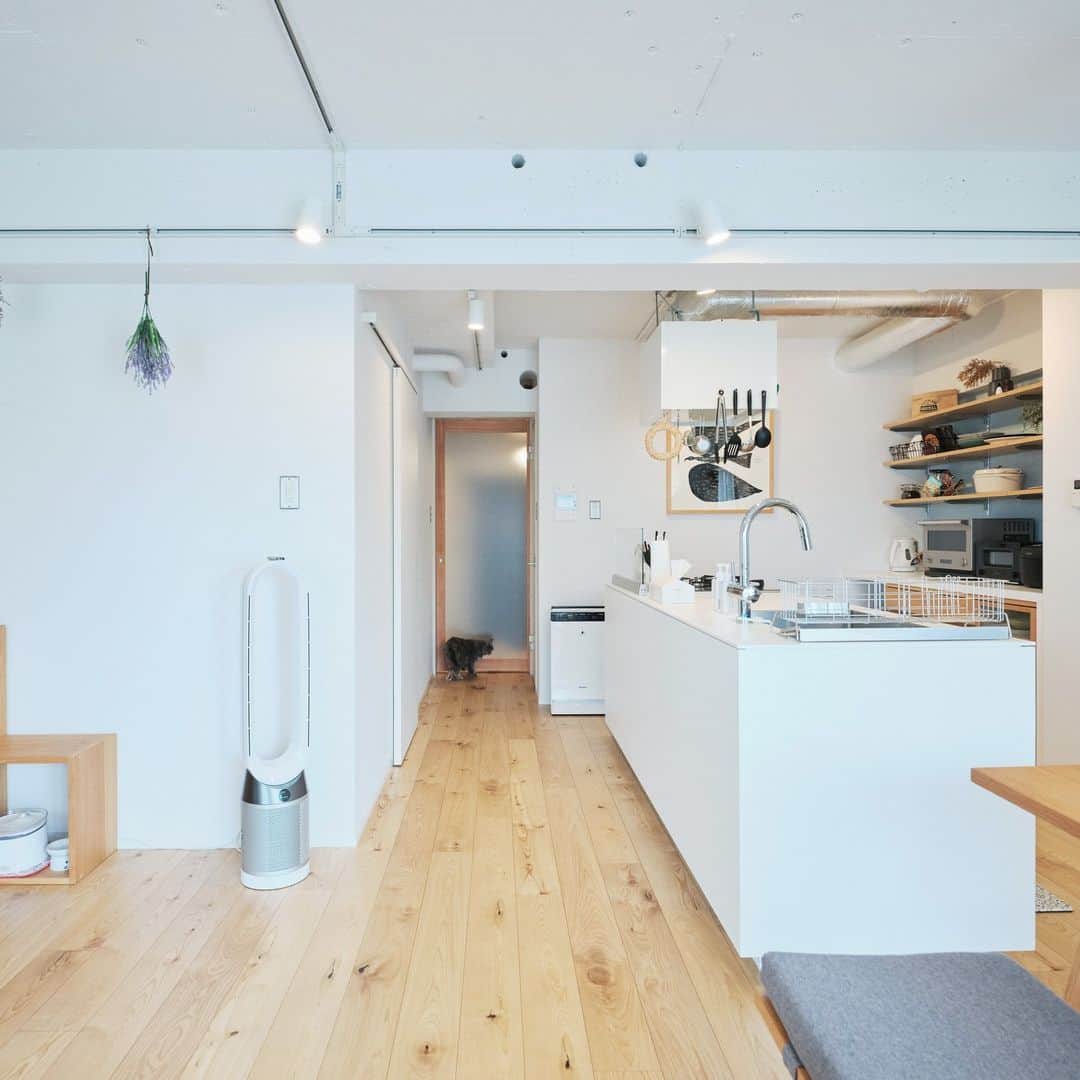 無印良品の家さんのインスタグラム写真 - (無印良品の家Instagram)「【住まいの実例】 千葉県市川市「MUJI INFILL０」 ・築年数：1999年 ・リノベーション完成年月：2019年11月 ・面積：60.55m² / 5階  おふたりの希望に合致したところが見つかり、リノベーションがスタート。「一室空間を生かした広いリビング・ダイニングを設けた上で、猫も含めて、皆が心地よく過ごせる住まいに」をテーマに、おふたりの希望を組み込んで行きました。  「寝室は他の部屋から独立させて落ち着いた空間にする、リビング・ダイニングは青を基調にした色合いにする、キッチンはふたりが余裕を持って料理できる広さを確保する、ウォークインクローゼットに収納をある程度まとめることですっきりとした室内にする、といった希望をひとつずつリストアップして、担当の方に相談していきました。その内容をまとめた上で、プロとしての視点を踏まえた提案をしてもらえたこともあり、自分たちにとって暮らしやすい間取りができあがりました」  そう口を揃えるご夫妻。ディテールに至るまで検討を重ねて完成した住まいに暮らして、約2年が経ちました。  「住み心地には、満足しています。やっぱり、断熱性能の高さには驚かされています。冬でも暖房つけなくても室内があたたかいですね。どのスペースも均等にあたたかいので『ここは寒いから入りたくないな』と感じる空間がないことが、思っていた以上に快適です。しかも光熱費は、前の住まい広くなったにもかかわらず下がっています。あと、日当たりに加えて、風通しがいいので、過ごしやすい時期には、窓を開けても快適に過ごせますね。動線にも気を配ったので、室内の移動や料理などの作業もストレスなく行えています」  リノベーションの際に、どうするか迷った部分に関しても、実際に暮らしてみて、『こうしてよかった』と感じているそうです。  「元々はキッチンをL字型にしたかったのですが、広さと収納スペースの確保を両立させるために、計画を変えてアイランド式にしました。食器の収納も、あえて『見せる』スタイルも取り入れてみました。ほぼ毎日使っていますが、ふたりともとても気に入っています」  緑を増やしたり、絵画を飾るほかに、今後、寝室などの間取りをアレンジすることも考えながら、新しい住まいでの暮らしを楽しんでいます。  2021.10.12公開住まいの実例『普遍的で長く快適に過ごせる空間を、というコンセプトに共感できました』より  詳しくはプロフィールハイライトか、「無印良品の家」HPをご覧ください。  @mujihouse」11月20日 8時00分 - mujihouse