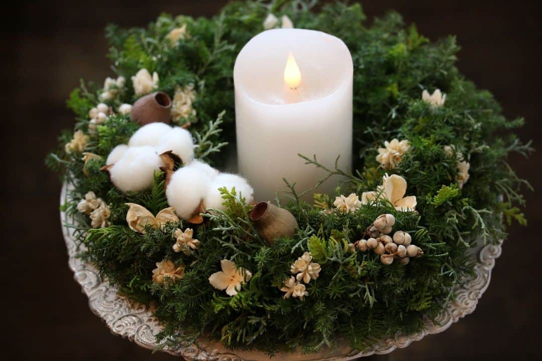 Creemaのインスタグラム：「冬のお部屋を彩るリース。せっかく飾るなら、香りまで楽しめるフレッシュリースはいかがでしょう。 サツマスギ、ブルーアイス、ヒバなどの針葉樹や、わたの実などを組み合わせたこちらのリースは、フレッシュまたはセミドライの状態でお家に届きます。 フレッシュな植物の香りとともに、ドライフラワーへと表情を変えていく様子もおたのしみください。  - - - - - -  生花ギフトを中心に、プリザーブドフラワーやアーティフィシャルフラワーの作品も手掛ける心花　KoKoHaNaさん。 クリスマスシーズンに飾りたいツリーやリースなども制作していらっしゃるので、ぜひチェックしてみてください。  - - - - - -  ▶︎ コットンのフレッシュリース（生花からドライへ） ／ ￥4,600 （心花　KoKoHaNaさん） https://www.creema.jp/item/16804524/detail  ▶ ご紹介した作品の詳細はプロフィールのリンクからぜひ。→ @creemajp  #フレッシュリース #コットン #ドライフラワー #クリスマスリース #クリスマスインテリア #Creema #handmade #クリーマ #ハンドメイド」