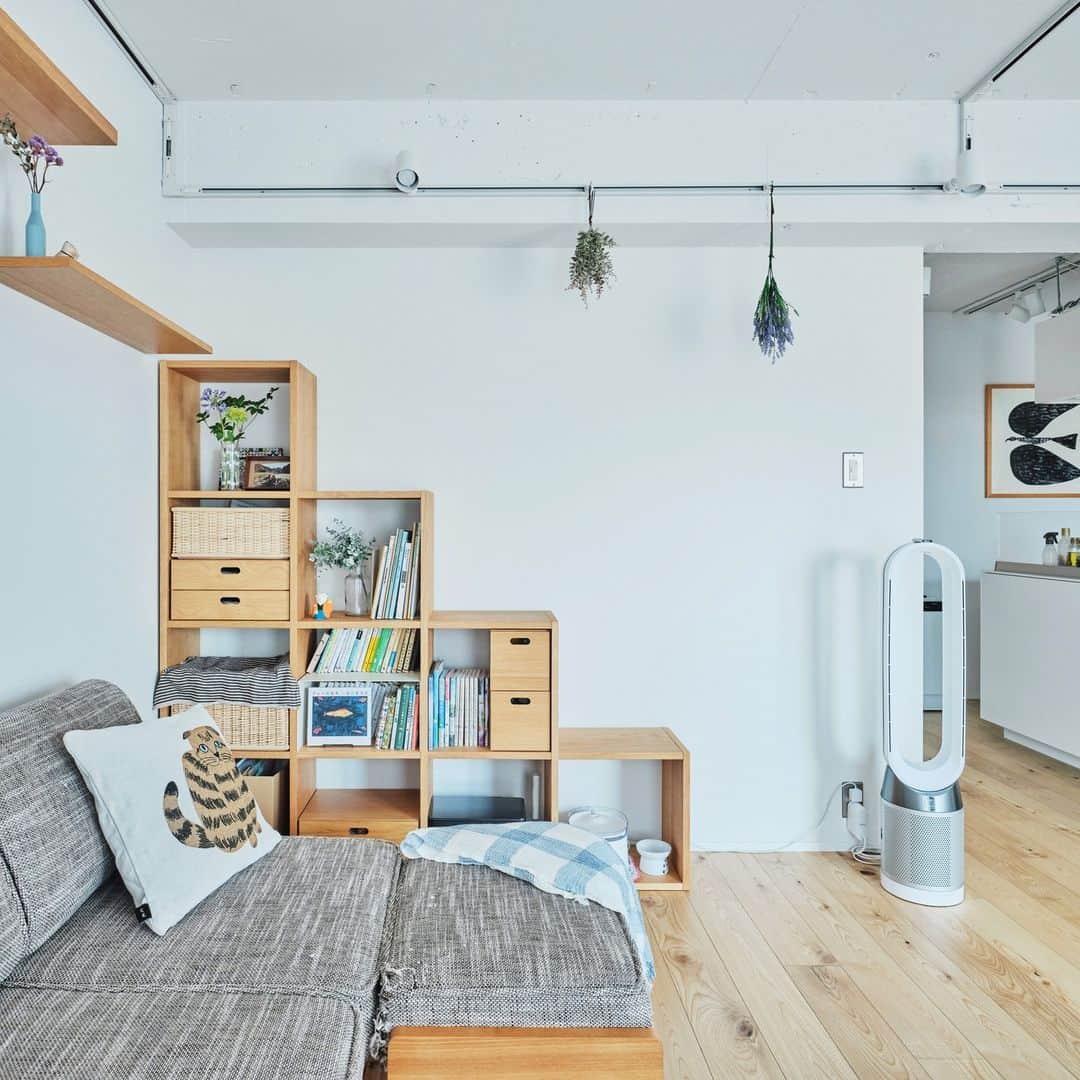 無印良品の家のインスタグラム：「【住まいの実例】 千葉県市川市「MUJI INFILL０」 ・築年数：1999年 ・リノベーション完成年月：2019年11月 ・面積：60.55m² / 5階  おふたりの希望に合致したところが見つかり、リノベーションがスタート。「一室空間を生かした広いリビング・ダイニングを設けた上で、猫も含めて、皆が心地よく過ごせる住まいに」をテーマに、おふたりの希望を組み込んで行きました。  「寝室は他の部屋から独立させて落ち着いた空間にする、リビング・ダイニングは青を基調にした色合いにする、キッチンはふたりが余裕を持って料理できる広さを確保する、ウォークインクローゼットに収納をある程度まとめることですっきりとした室内にする、といった希望をひとつずつリストアップして、担当の方に相談していきました。その内容をまとめた上で、プロとしての視点を踏まえた提案をしてもらえたこともあり、自分たちにとって暮らしやすい間取りができあがりました」  そう口を揃えるご夫妻。ディテールに至るまで検討を重ねて完成した住まいに暮らして、約2年が経ちました。  「住み心地には、満足しています。やっぱり、断熱性能の高さには驚かされています。冬でも暖房つけなくても室内があたたかいですね。どのスペースも均等にあたたかいので『ここは寒いから入りたくないな』と感じる空間がないことが、思っていた以上に快適です。しかも光熱費は、前の住まい広くなったにもかかわらず下がっています。あと、日当たりに加えて、風通しがいいので、過ごしやすい時期には、窓を開けても快適に過ごせますね。動線にも気を配ったので、室内の移動や料理などの作業もストレスなく行えています」  リノベーションの際に、どうするか迷った部分に関しても、実際に暮らしてみて、『こうしてよかった』と感じているそうです。  「元々はキッチンをL字型にしたかったのですが、広さと収納スペースの確保を両立させるために、計画を変えてアイランド式にしました。食器の収納も、あえて『見せる』スタイルも取り入れてみました。ほぼ毎日使っていますが、ふたりともとても気に入っています」  緑を増やしたり、絵画を飾るほかに、今後、寝室などの間取りをアレンジすることも考えながら、新しい住まいでの暮らしを楽しんでいます。  2021.10.12公開住まいの実例『普遍的で長く快適に過ごせる空間を、というコンセプトに共感できました』より  詳しくはプロフィールハイライトか、「無印良品の家」HPをご覧ください。  @mujihouse」