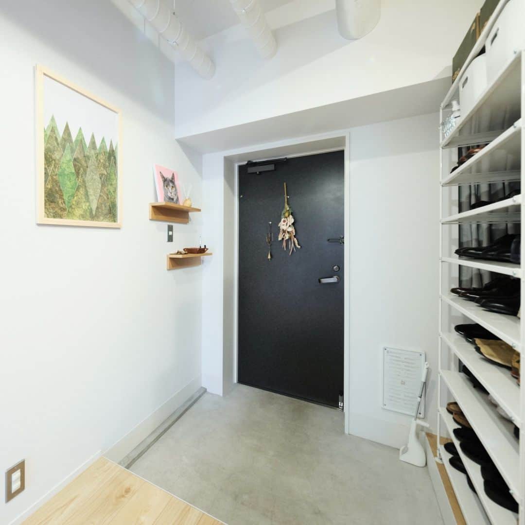 無印良品の家さんのインスタグラム写真 - (無印良品の家Instagram)「【住まいの実例】 千葉県市川市「MUJI INFILL０」 ・築年数：1999年 ・リノベーション完成年月：2019年11月 ・面積：60.55m² / 5階  おふたりの希望に合致したところが見つかり、リノベーションがスタート。「一室空間を生かした広いリビング・ダイニングを設けた上で、猫も含めて、皆が心地よく過ごせる住まいに」をテーマに、おふたりの希望を組み込んで行きました。  「寝室は他の部屋から独立させて落ち着いた空間にする、リビング・ダイニングは青を基調にした色合いにする、キッチンはふたりが余裕を持って料理できる広さを確保する、ウォークインクローゼットに収納をある程度まとめることですっきりとした室内にする、といった希望をひとつずつリストアップして、担当の方に相談していきました。その内容をまとめた上で、プロとしての視点を踏まえた提案をしてもらえたこともあり、自分たちにとって暮らしやすい間取りができあがりました」  そう口を揃えるご夫妻。ディテールに至るまで検討を重ねて完成した住まいに暮らして、約2年が経ちました。  「住み心地には、満足しています。やっぱり、断熱性能の高さには驚かされています。冬でも暖房つけなくても室内があたたかいですね。どのスペースも均等にあたたかいので『ここは寒いから入りたくないな』と感じる空間がないことが、思っていた以上に快適です。しかも光熱費は、前の住まい広くなったにもかかわらず下がっています。あと、日当たりに加えて、風通しがいいので、過ごしやすい時期には、窓を開けても快適に過ごせますね。動線にも気を配ったので、室内の移動や料理などの作業もストレスなく行えています」  リノベーションの際に、どうするか迷った部分に関しても、実際に暮らしてみて、『こうしてよかった』と感じているそうです。  「元々はキッチンをL字型にしたかったのですが、広さと収納スペースの確保を両立させるために、計画を変えてアイランド式にしました。食器の収納も、あえて『見せる』スタイルも取り入れてみました。ほぼ毎日使っていますが、ふたりともとても気に入っています」  緑を増やしたり、絵画を飾るほかに、今後、寝室などの間取りをアレンジすることも考えながら、新しい住まいでの暮らしを楽しんでいます。  2021.10.12公開住まいの実例『普遍的で長く快適に過ごせる空間を、というコンセプトに共感できました』より  詳しくはプロフィールハイライトか、「無印良品の家」HPをご覧ください。  @mujihouse」11月20日 8時00分 - mujihouse