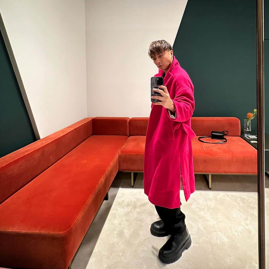 平宮博重のインスタグラム：「Sunday shopping:)  コーディネート教えて欲しいというメッセージ多いのでお伝えしますね:p  コートは @bottegamartineseofficial  中はオールブラックで Tops  @therow Pants  @adidasy3  Bag 　 @valextra  Boots  @zara」