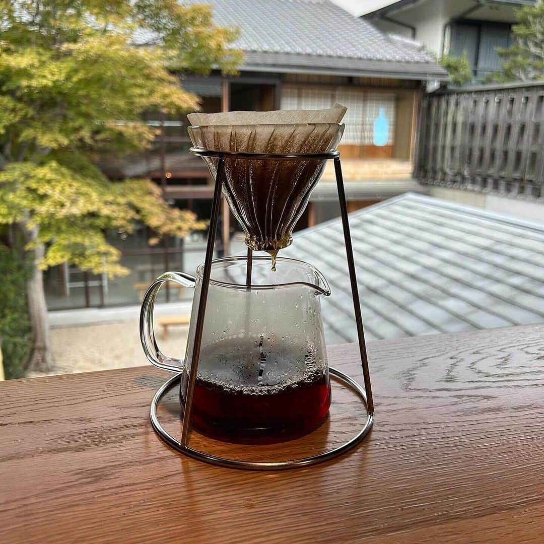 Blue Bottle Coffee Japanさんのインスタグラム写真 - (Blue Bottle Coffee JapanInstagram)「Blue Bottle Studio - Kyoto - 🍁12/11(月)まで⁠ ブランド創業者のジェームス・フリーマンが考える、最高峰のコーヒー体験を追求したコーヒーコースを提供する空間として、今年の 3 月にブルーボトルコーヒー 京都カフェ はなれ 2 階にオープンしたBlue Bottle Studio - Kyoto - 。⁠ 今期の秋季営業は12/11(月)までです！⁠ ⁠ ジェームスがクリエイティブ・アドバイザーとして監修し、希少なシングルオリジンのコーヒー豆を、豆の個性を引き出すよう特別な方法で抽出したフライトセットや、ジェームスが大きく影響を受けた喫茶店文化から着想を得たメニューなど、コーヒーの新たな楽しみ方を伝え、その魅力を多面的に表現したメニューをご提供いたします。⁠ ⁠ 今期のファーストドリンクには「リーフ、フラワー、チェリー」の 3 種類のテイスティングフライトをご用意しております✨⁠ ⁠ またコースの中盤でご提供しているパートドフリュイも秋仕様にしてご用意。⁠ 京都の紅葉がはらはらと落ちる様子を唐辛子で表現。 紅玉とレッドカラントをあわせた上品な赤色の仕上がりです🍁⁠ ⁠ 築100年を超える伝統的な京町屋をリノベートしたラウンジにて、ゆったりとした時間を過ごしながら、特別なコーヒー体験をぜひお楽しみください。⁠ ⁠ Photo by @tofuyabus (写真1枚目)、@miel517 (写真2枚目) ⁠ Thank you for sharing!⁠ ⁠ ⁠＊ご予約と詳細のご確認はプロフィールのURLからご覧いただけます。⁠ ⁠ ⁠ ⁠ #ブルーボトルコーヒー⁠ #ブルーボトルコーヒー京都⁠ #BlueBottleCoffee⁠ #BlueBottleCoffeeKyoto⁠ #BlueBottleStudio」11月20日 8時01分 - bluebottlejapan