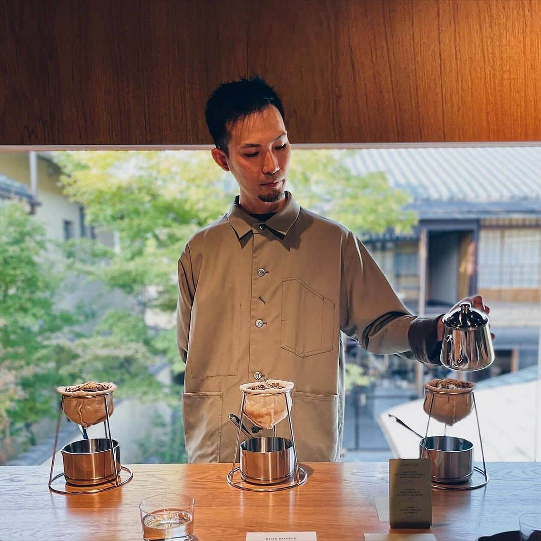 Blue Bottle Coffee Japanさんのインスタグラム写真 - (Blue Bottle Coffee JapanInstagram)「Blue Bottle Studio - Kyoto - 🍁12/11(月)まで⁠ ブランド創業者のジェームス・フリーマンが考える、最高峰のコーヒー体験を追求したコーヒーコースを提供する空間として、今年の 3 月にブルーボトルコーヒー 京都カフェ はなれ 2 階にオープンしたBlue Bottle Studio - Kyoto - 。⁠ 今期の秋季営業は12/11(月)までです！⁠ ⁠ ジェームスがクリエイティブ・アドバイザーとして監修し、希少なシングルオリジンのコーヒー豆を、豆の個性を引き出すよう特別な方法で抽出したフライトセットや、ジェームスが大きく影響を受けた喫茶店文化から着想を得たメニューなど、コーヒーの新たな楽しみ方を伝え、その魅力を多面的に表現したメニューをご提供いたします。⁠ ⁠ 今期のファーストドリンクには「リーフ、フラワー、チェリー」の 3 種類のテイスティングフライトをご用意しております✨⁠ ⁠ またコースの中盤でご提供しているパートドフリュイも秋仕様にしてご用意。⁠ 京都の紅葉がはらはらと落ちる様子を唐辛子で表現。 紅玉とレッドカラントをあわせた上品な赤色の仕上がりです🍁⁠ ⁠ 築100年を超える伝統的な京町屋をリノベートしたラウンジにて、ゆったりとした時間を過ごしながら、特別なコーヒー体験をぜひお楽しみください。⁠ ⁠ Photo by @tofuyabus (写真1枚目)、@miel517 (写真2枚目) ⁠ Thank you for sharing!⁠ ⁠ ⁠＊ご予約と詳細のご確認はプロフィールのURLからご覧いただけます。⁠ ⁠ ⁠ ⁠ #ブルーボトルコーヒー⁠ #ブルーボトルコーヒー京都⁠ #BlueBottleCoffee⁠ #BlueBottleCoffeeKyoto⁠ #BlueBottleStudio」11月20日 8時01分 - bluebottlejapan