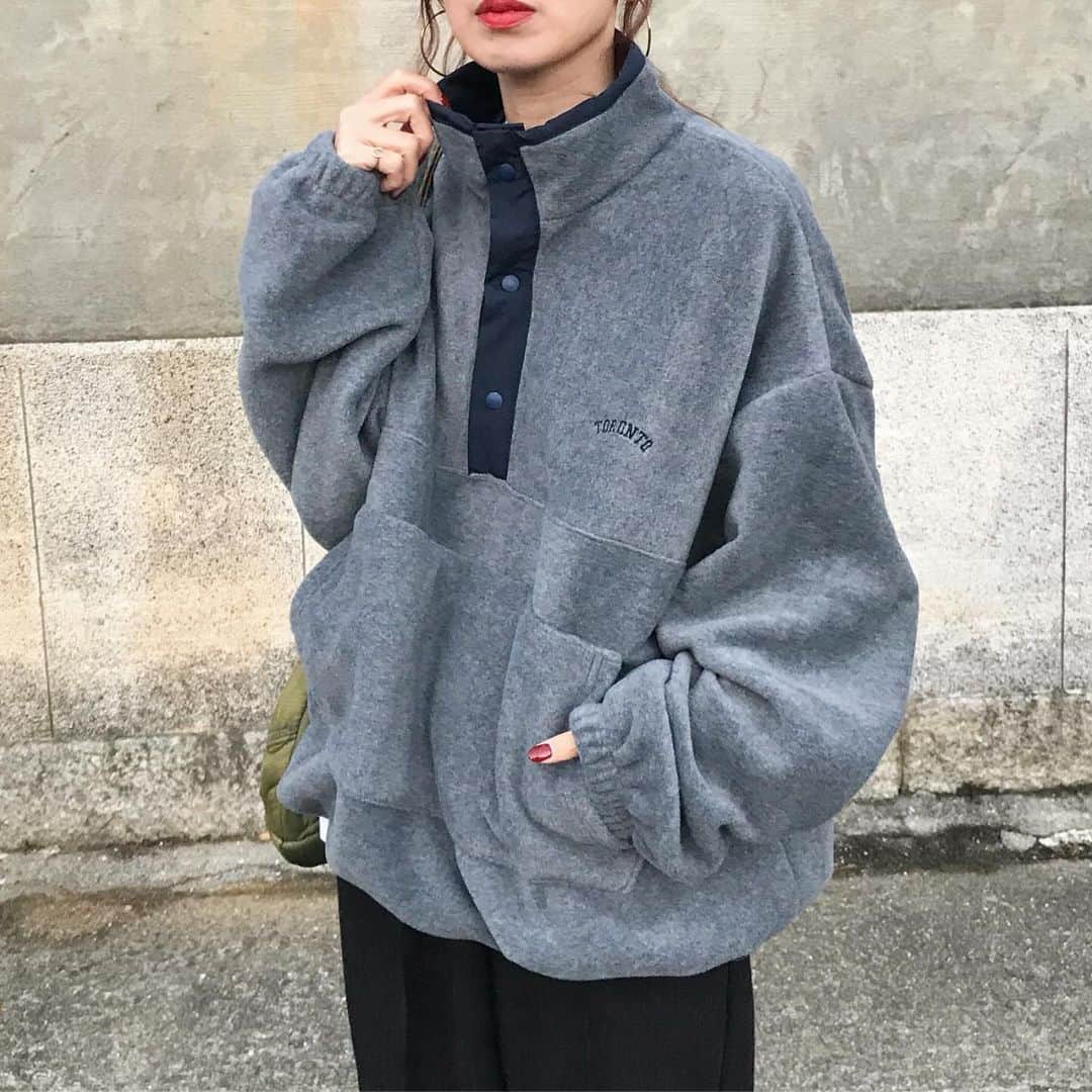 kumikaさんのインスタグラム写真 - (kumikaInstagram)「@nugu_klee newのフリースアノラック🩷あったか可愛い🥰  ポケットフリースアノラック/charcoal （unisex） ナッピンクストリングパンツ/black/M （unisex）  このフリース着心地よくて、グレーにネイビーのテープが可愛い♡ 男性もゆるっと着ていただけるサイズ感です☺️ 着丈は裾のストリングで調整できます🙆‍♀️  new itemも可愛いくて、着心地やシルエットに拘った商品をたくさんセレクトしているので、ぜひ覗いてみてください✨ . . . . tops.pants @nugu_klee  inner#uniqlo#uniqlou bag#oddment shoes#nike#v2krun  . . . . #casual#冬コーデ#フリース#フリースコーデ#アノラック#ユニセックス#スウェットパンツコーデ#スニーカー女子#古着mix #古着女子#スポーツミックス#nikeshoes #ユニクロ #tbt#ootd#instafashion#outfit#ママコーデ」11月20日 8時02分 - kumika_iiio2