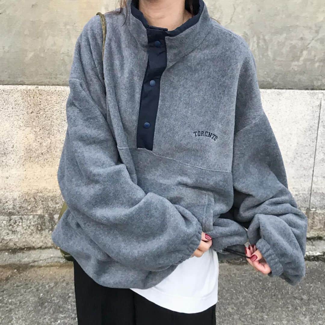 kumikaさんのインスタグラム写真 - (kumikaInstagram)「@nugu_klee newのフリースアノラック🩷あったか可愛い🥰  ポケットフリースアノラック/charcoal （unisex） ナッピンクストリングパンツ/black/M （unisex）  このフリース着心地よくて、グレーにネイビーのテープが可愛い♡ 男性もゆるっと着ていただけるサイズ感です☺️ 着丈は裾のストリングで調整できます🙆‍♀️  new itemも可愛いくて、着心地やシルエットに拘った商品をたくさんセレクトしているので、ぜひ覗いてみてください✨ . . . . tops.pants @nugu_klee  inner#uniqlo#uniqlou bag#oddment shoes#nike#v2krun  . . . . #casual#冬コーデ#フリース#フリースコーデ#アノラック#ユニセックス#スウェットパンツコーデ#スニーカー女子#古着mix #古着女子#スポーツミックス#nikeshoes #ユニクロ #tbt#ootd#instafashion#outfit#ママコーデ」11月20日 8時02分 - kumika_iiio2