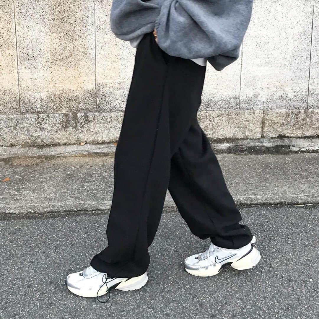 kumikaさんのインスタグラム写真 - (kumikaInstagram)「@nugu_klee newのフリースアノラック🩷あったか可愛い🥰  ポケットフリースアノラック/charcoal （unisex） ナッピンクストリングパンツ/black/M （unisex）  このフリース着心地よくて、グレーにネイビーのテープが可愛い♡ 男性もゆるっと着ていただけるサイズ感です☺️ 着丈は裾のストリングで調整できます🙆‍♀️  new itemも可愛いくて、着心地やシルエットに拘った商品をたくさんセレクトしているので、ぜひ覗いてみてください✨ . . . . tops.pants @nugu_klee  inner#uniqlo#uniqlou bag#oddment shoes#nike#v2krun  . . . . #casual#冬コーデ#フリース#フリースコーデ#アノラック#ユニセックス#スウェットパンツコーデ#スニーカー女子#古着mix #古着女子#スポーツミックス#nikeshoes #ユニクロ #tbt#ootd#instafashion#outfit#ママコーデ」11月20日 8時02分 - kumika_iiio2