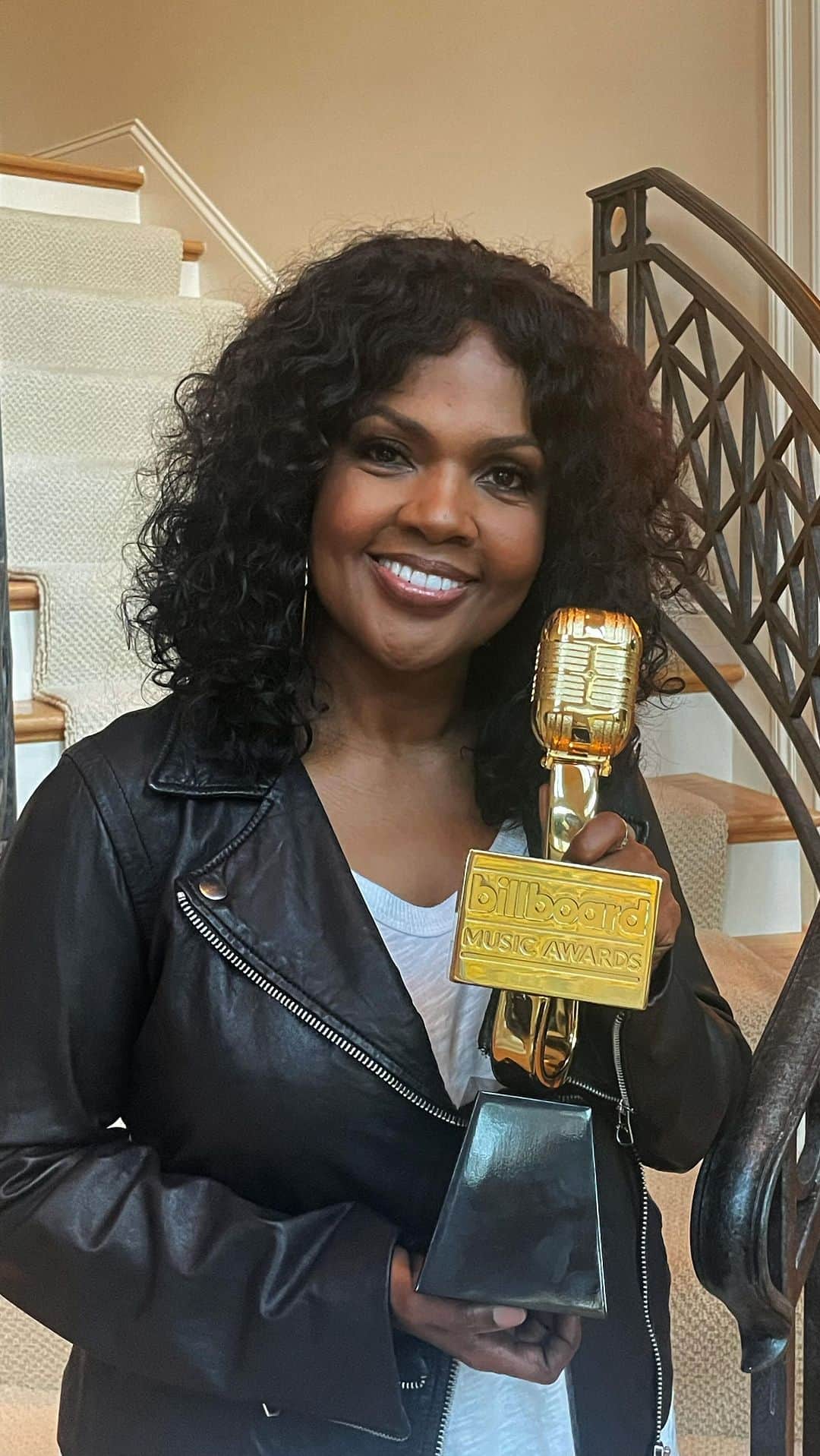 Billboardのインスタグラム：「Goodness, @cecewinans! You won a #BBMAs for Top Gospel Song for “Goodness of God”... Congratulations!」