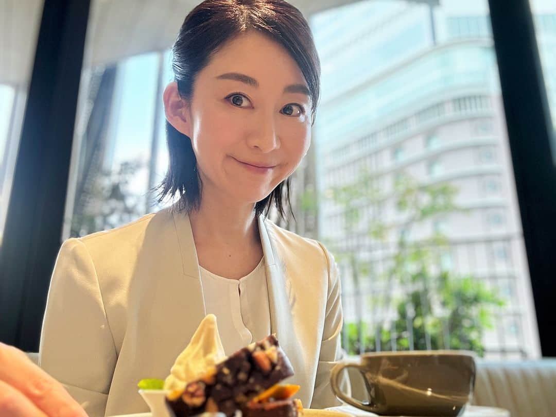 安堂サオリのインスタグラム：「手際よくヘアメイクさんに整えていただいて、 久しぶりのスチール撮影。  終わったー！ のおやつタイム。  せっかくのヘアメイク、 スタジオで撮れなかったので、 終了後にケーキと。  #スタジオ撮影 #スチール撮影 #ヘアメイク」