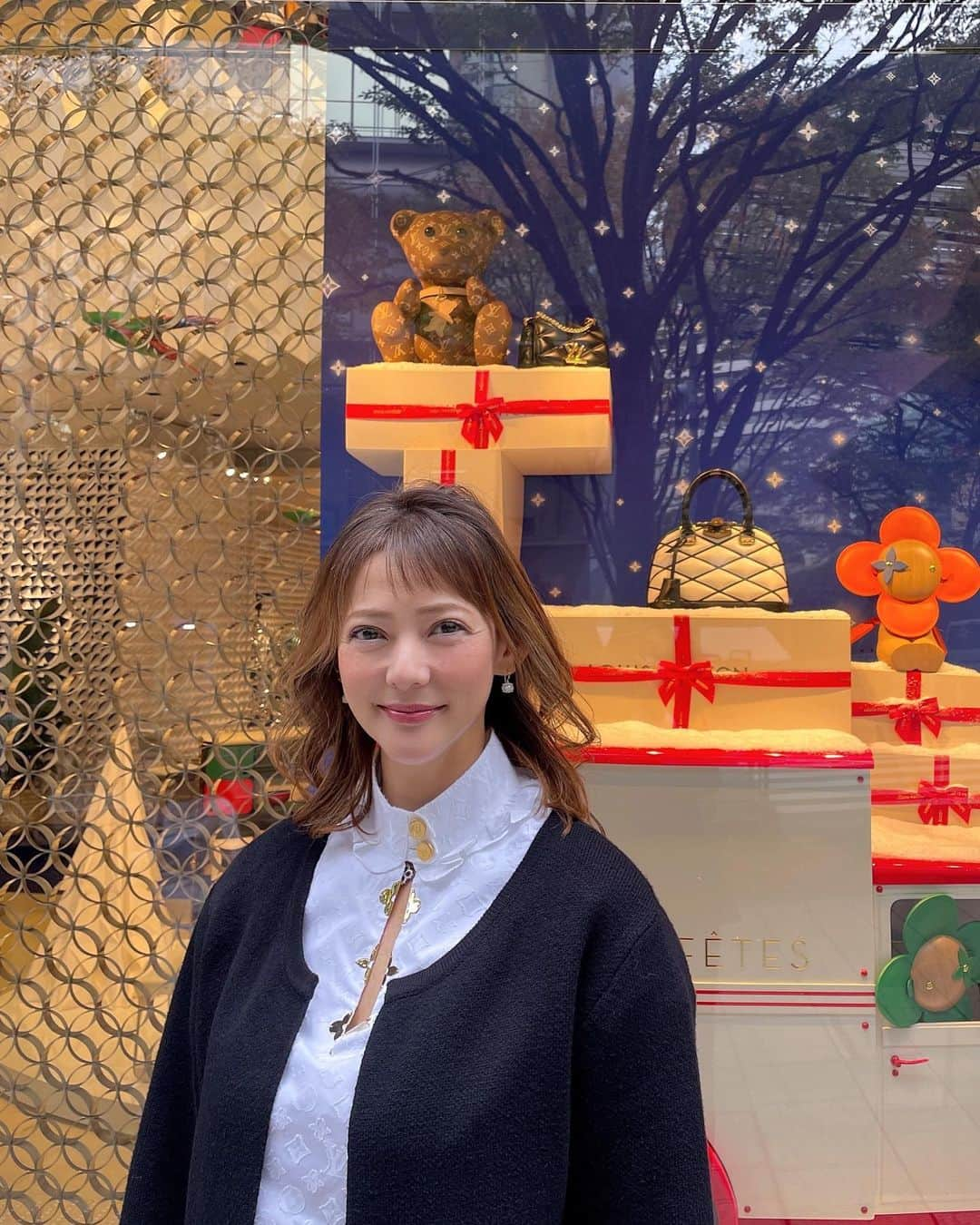 箕輪玖美のインスタグラム：「LOUIS VUITTON SAVOIR REVER ROPPONGI イベントにご招待頂きました✨ ・ ・ ヴィトンの家具って遊び心があってとっても素敵💕 ホームパーティ用のルーレット、卓球台、ゴルフパターマット…見てるだけで楽しい😊 ・ ・  別荘用の照明を2づ購入💡 シャンパーニュも頂いて楽しいお買い物でした😃✨  #louisvuitton #六本木ヒルズ #SAVOIR REVER ROPPONG #インテリア大好き #招待イベント #アラフィフ女子 #箕輪玖美」