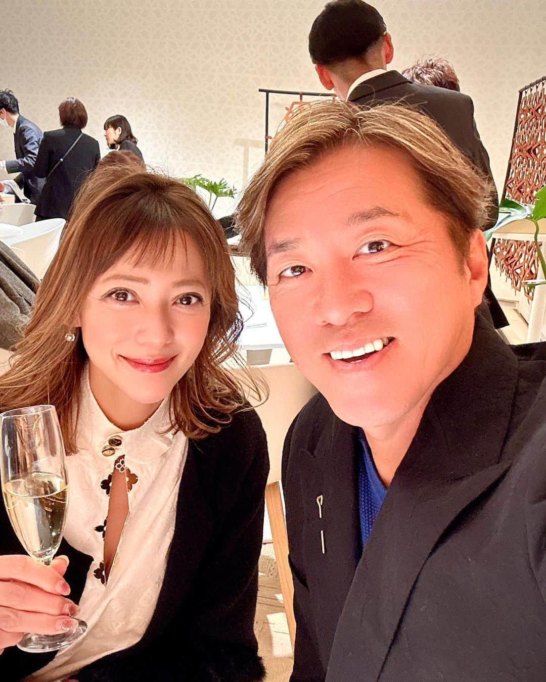 箕輪玖美さんのインスタグラム写真 - (箕輪玖美Instagram)「LOUIS VUITTON SAVOIR REVER ROPPONGI イベントにご招待頂きました✨ ・ ・ ヴィトンの家具って遊び心があってとっても素敵💕 ホームパーティ用のルーレット、卓球台、ゴルフパターマット…見てるだけで楽しい😊 ・ ・  別荘用の照明を2づ購入💡 シャンパーニュも頂いて楽しいお買い物でした😃✨  #louisvuitton #六本木ヒルズ #SAVOIR REVER ROPPONG #インテリア大好き #招待イベント #アラフィフ女子 #箕輪玖美」11月20日 8時18分 - kumi.111