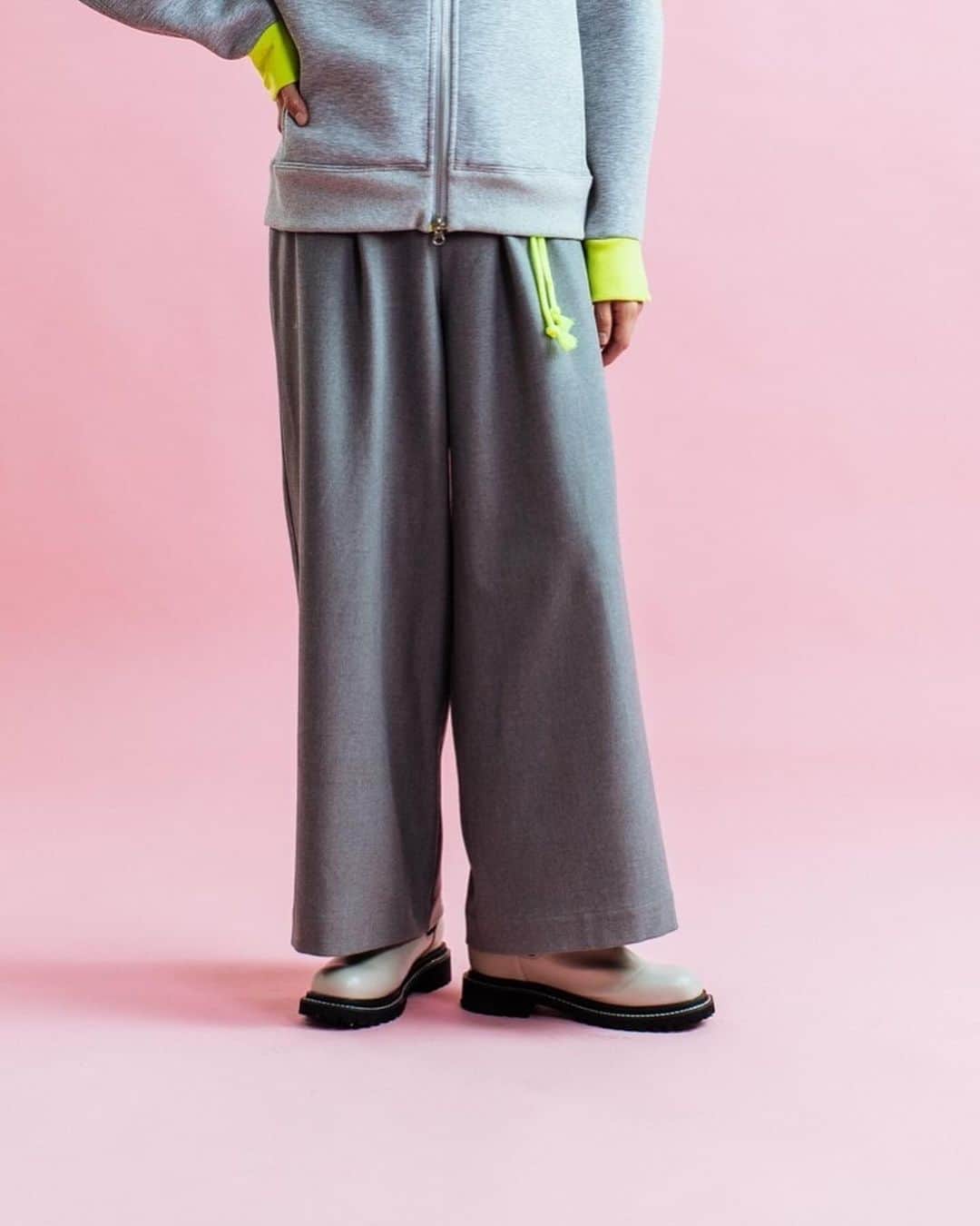 kittleのインスタグラム：「New arrivals  ⁡ Strap straight pants ベルトストラップ付の暖かいパンツです。取り外し可能◎。 これからの季節にぴったりな裏起毛の暖かいストレートパンツ。 ウエストラインが綺麗に見えるようにタックが入っております。 ⁡ LINE友達追加すると、お得なクーポンや 会員様限定セールなどのご案内が届きます。 ⬇︎ https://lin.ee/Cc44uMv ⁡ #kittle #kittleto ⁡ 【𝗈𝗇𝗅𝗂𝗇𝖾 𝗌𝗍𝗈𝗋𝖾】 𝗁𝗍𝗍𝗉𝗌://𝗄𝗂𝗍𝗍𝗅𝖾𝗍𝗈.𝖼𝗈𝗆 𝖭𝖾𝗐 𝖺𝗋𝗋𝗂𝗏𝖺𝗅𝗌 →𝖤𝗏𝖾𝗋𝗒 𝖥𝗋𝗂𝖽𝖺𝗒 𝖯𝖬𝟩」