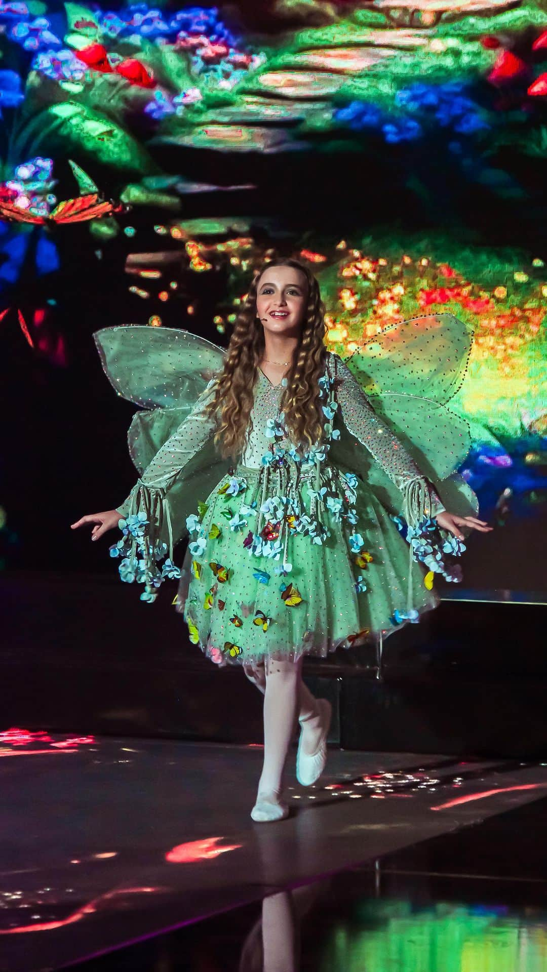 アンジェリカのインスタグラム：「No palco do Domingão… Eva ❤️ Que emoção ver a nossa menina homenageando a mãe!  Muito amor de uma só vez. Filha, vc arrebentou!!!! ❤️」