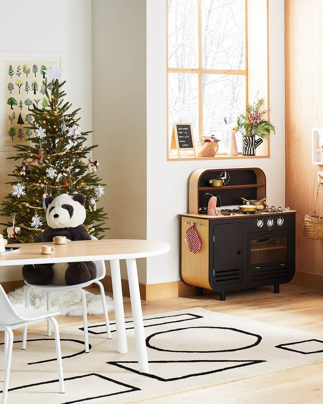 ジャスミン・トゥークスのインスタグラム：「The kids are making their lists and checking them twice. 📝 And at the top? Playroom picks like their very own kitchen (so they can make what *they* want for dinner) and a sized-just-right table (so they can sit with all their guests, 👋 panda).  #KidsHolidayGifts #KidsPlayroom #PlayroomDecor」