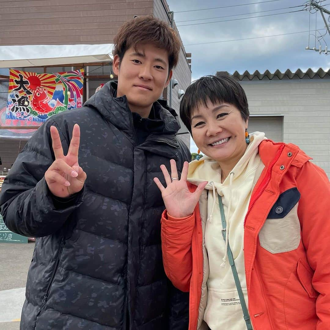 山本華世さんのインスタグラム写真 - (山本華世Instagram)「初のオフ会、参加してくださった皆さん、本当ありがとうございました。ジムニーランド、糸島キッチンパレットのご協力もあり、ぬるーい感じでやらせて頂きましたが、色々お話しできて良かったです。また、こんな感じで良ければやらせて頂きたーす。他で企画してやってる方いたら声かけてくださいね。時間あれば参加しまーす。出会いに感謝です‼️頑張ります❤️ #ジムニー #ジムニーカスタム  #カスタムジムニー #ジムニー好きな人と繋がりたい #オフ会 #ツーリング #出会いに感謝 #ジムニーランド #糸島キッチンパレット #山本カヨ #上林誠知」11月20日 8時36分 - kayo_092