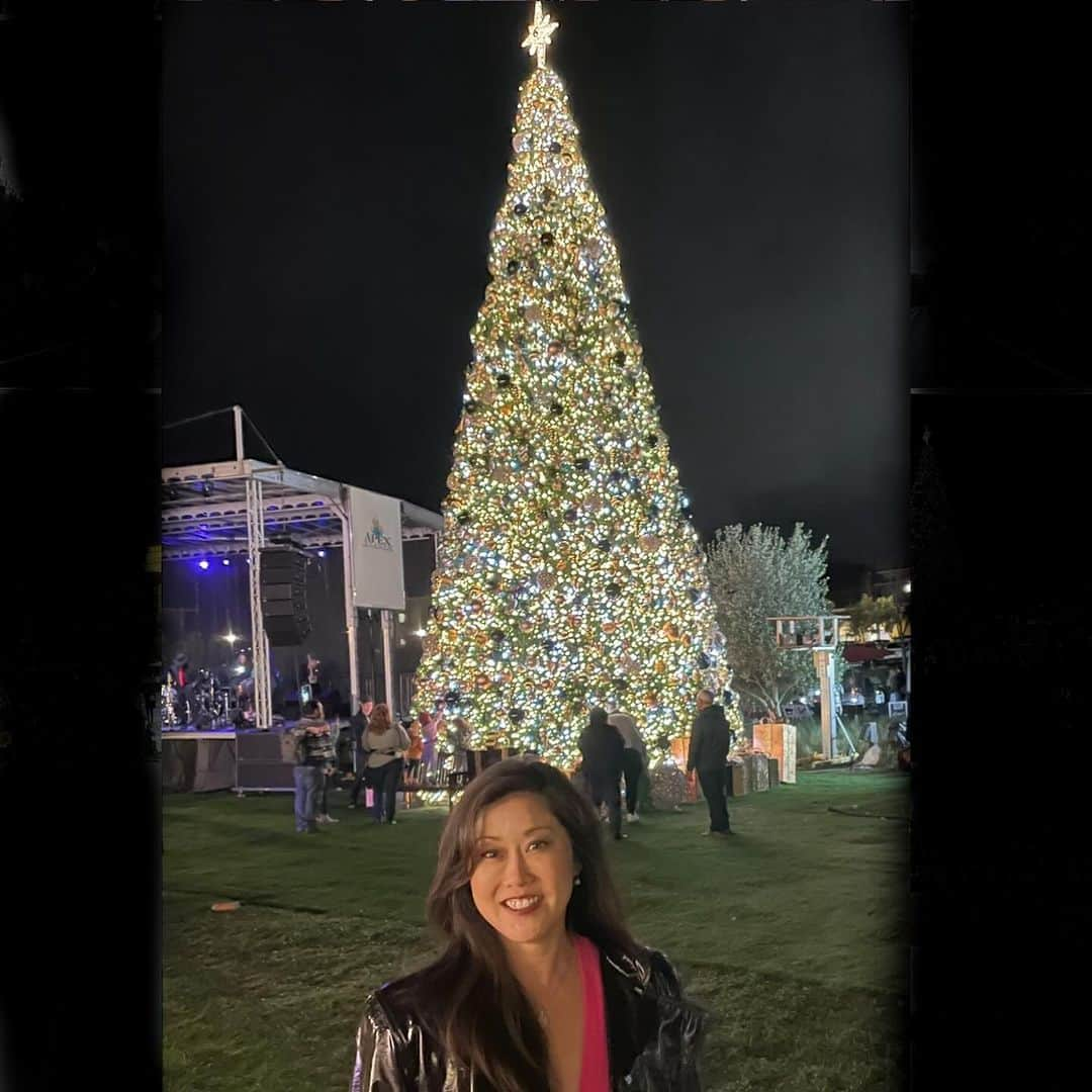 クリスティー・ヤマグチのインスタグラム：「A Napa winter wonderland. Thank you @meritageresort for inviting me to join in on your tree lighting and holiday rink opening. Such a festive celebration for the community! Awesome music, food, people and holiday traditions🎄⛸️🎅🏼」