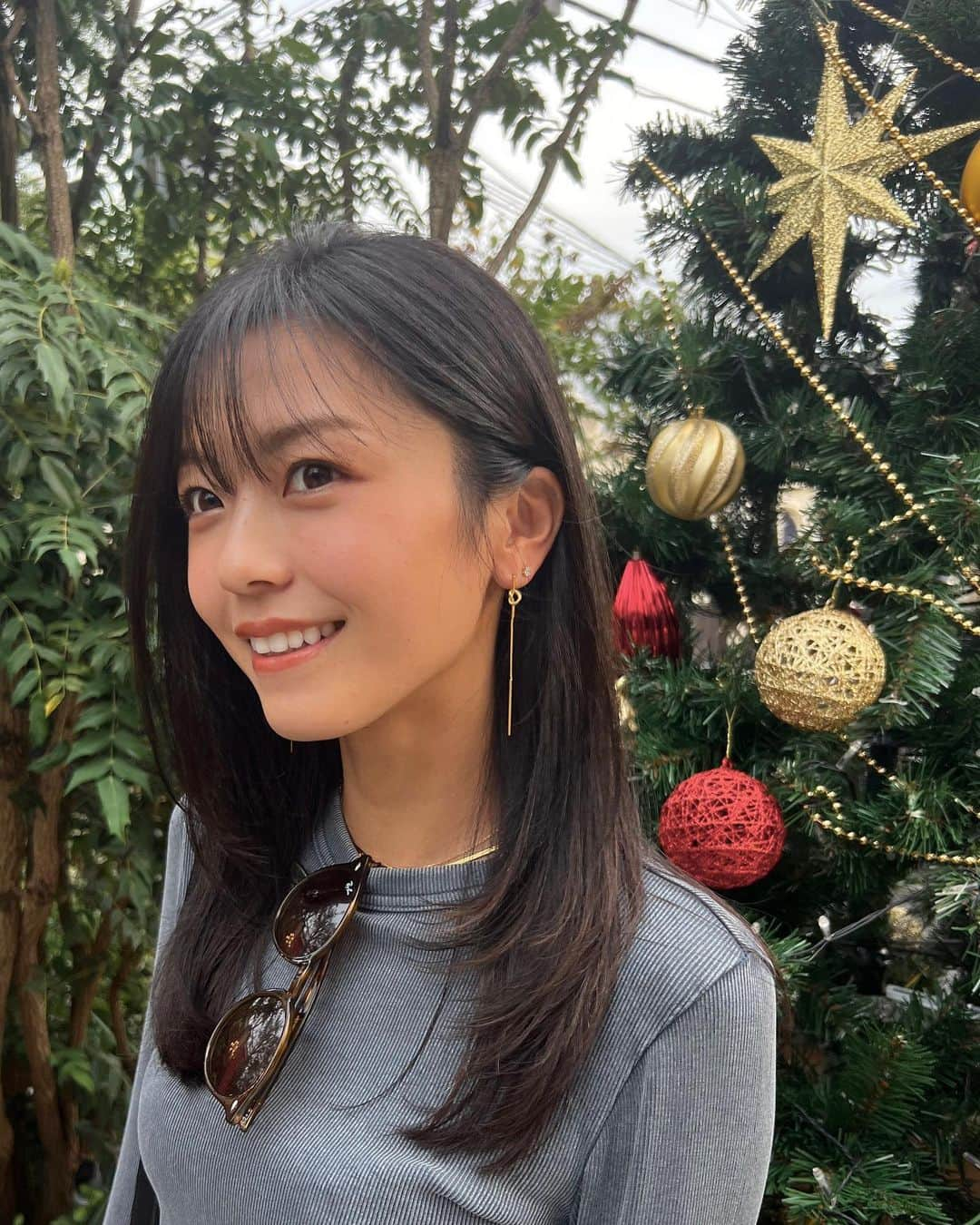 安田華乃のインスタグラム：「可愛いツリーの前で🎄  髪の毛暗くしたっっっ」