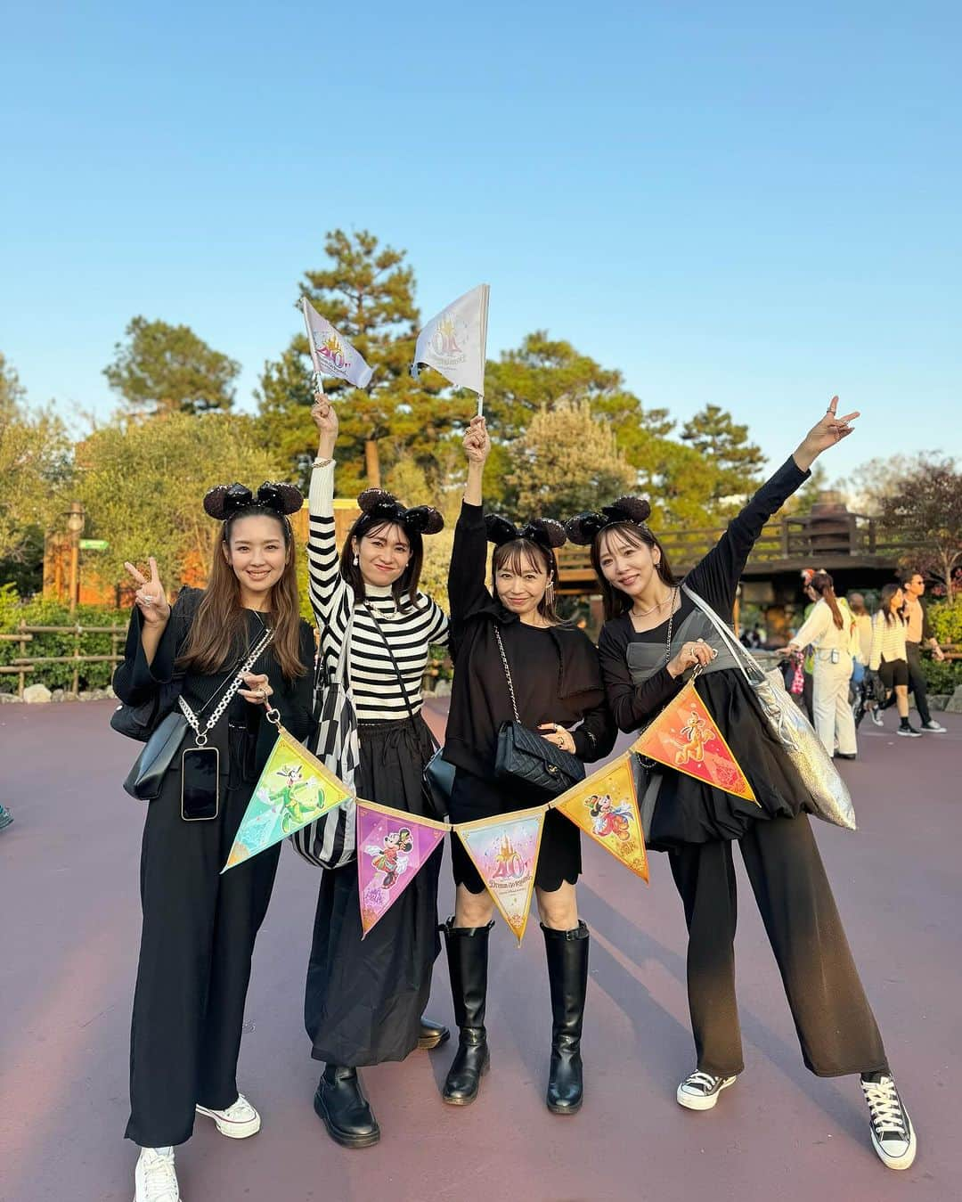 吉田奈央さんのインスタグラム写真 - (吉田奈央Instagram)「いまだに余韻が…🥹💓  楽しすぎた大人ディズニー！  みんなでブラックコーデと決めたのに1人場違いな ボーダーを着てしまった私😂 これってボーダーライン大丈夫？←言いたいだけ。  普段息子と2人で行くことが多く、 今回のディズニーは食べては休み→乗り物乗っては休みの 休み多めのディズニーがなんとも新鮮でした🤍  待ち時間も一瞬に感じるほど笑ってたな😂🫶  動画の詳細📸 ①乗り物グッパするも私だけハメられてた風 ②トゥーンタウンの電話でネタやるも最後 受話器の位置間違う奴 ③ベイマックスダンスのお相手の方にご挨拶  #ディズニー#ディズニーランド#大人ディズニー#ディズニーコーデ#ディズニーリンクコーデ#ディズニーあるある」11月20日 8時44分 - nao70818