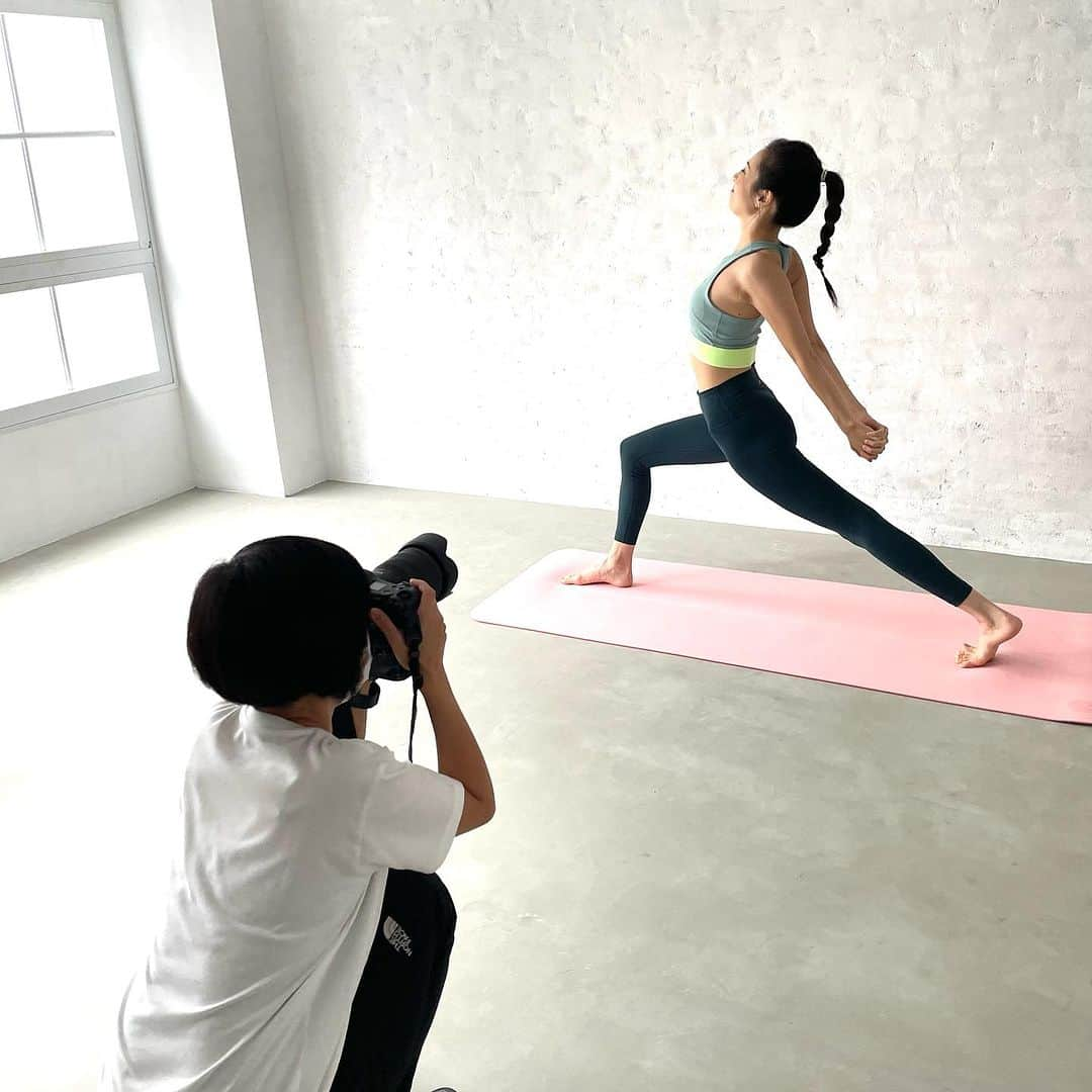 梅澤友里香のインスタグラム：「おはようございます☀ 11/20⭕️今日は @yogajournal_japan の発売日です👏 いくつかの企画に登場させて頂いています🤗❤️  是非ご覧になって下さい❤️ 書店またはコンビニへGO🙆‍♀️✨  #Repost @yogajournal_japan  . .  【最新号は明日発売❗️】 90号は股関節のさまざまな動きをスムーズにするための練習法を大特集❗️ ほかにも人気講師11人による「お悩み解消ヨガ」や、冬に起こりやすいトラブルに備える「自律神経を整えるヨガ」など盛りだくさんの内容です。  ぜひ明日、書店で見つけてくださいね🧘  #ヨガジャーナル日本版 #ヨガジャーナルオンライン    #健康美 #インナービューティー #哲学 #サスティナブル #メンタルヘルス　#holistic #ホリスティックライフ　#ヨガ哲学  #vegan #ベジタリアン #organic #wellness  #ウェルネス  #yoga  #ヨガ #ヨガインストラクター  #美と健康 #beauty #health #ストレッチ #yogalife  #naturalbeauty #model #fitnessmodel #yogini」