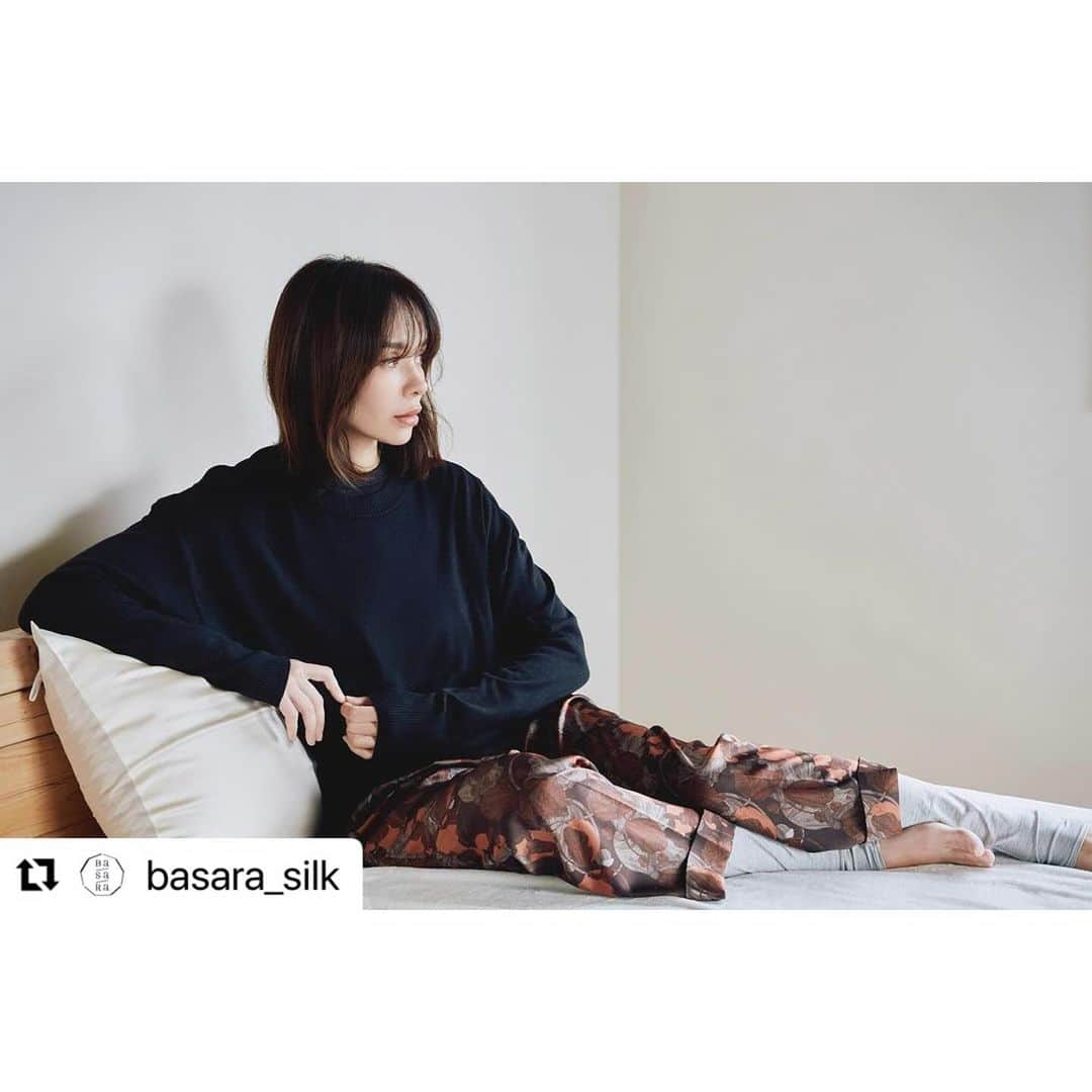 株式会社ニュートラルマネジメントのインスタグラム：「#Repost @basara_silk with @use.repost ・・・ 『100%シルクで作られたセーター』  糸はもちろんシルク でも、今までのシルクニットとは全く異なります  シルクの糸を丁寧に起毛させ、それをゆっくりと編んで、優しい肌触りのふわっとした感覚に仕上げました。肌に触れた瞬間に未経験ゾーンへと我々の感覚値を広げてくれる、そんなセーターです  温かさは自分由来 天然繊維で最も細いシルク繊維は、最も繊維感の隙間を有し、体熱を蓄える 自然に温めて、保湿する そして天然繊維唯一の長繊維のシルクの繊維一本の長さは約1500メートル そのため糸の繋ぎ目が極端に少なくセーター特有のチクチクが全くありません  また、シルクは静電気が起きにくい素材 カラダがストレスを感知しない 全く新しい感覚の、『素肌に着るセーター』の誕生です！  ぜひこの感動を多くの方に体感していただきたく、 セーターのローンチイベントを開催します✨  【期日】 11月22日(水)～26日(日) 11:00～20:00 最終日のみ18時まで  【場所】 東京都中央区八重洲二丁目1番1号 ヤンマーTokyo  B1F：Toriba Coffee ”東京ミッドタウン八重洲”の隣、１Fの吹き抜けから見える地下のお店です 東京駅B1Fから直通。 「八重洲地下中央改札」を出てヤンマービル、東京ミッドタウン八重洲方面を目指してお進みください  【素肌に着るシルクセーター】 組成：100%シルク サイズ：フリー カラー：ブラック、アイボリー、クリームイエロー 価格：¥45000（税別）  ＊イベントにてセーターをお買い上げいただいた方には、上質なTORIBAのお飲み物を一杯、ご提供させていただきます  ここでしか味わえない新しい驚きと優しさをぜひご体感下さい お客様のお越しを心よりお待ちしております  Basara silk / Nu Life in Silk  #silk #silkknit #silksweater #シルク #シルクセーター #basara_silk #nu_lifeinsilk #丁寧な暮らし #松川エミリア #nmtinc #モデル」