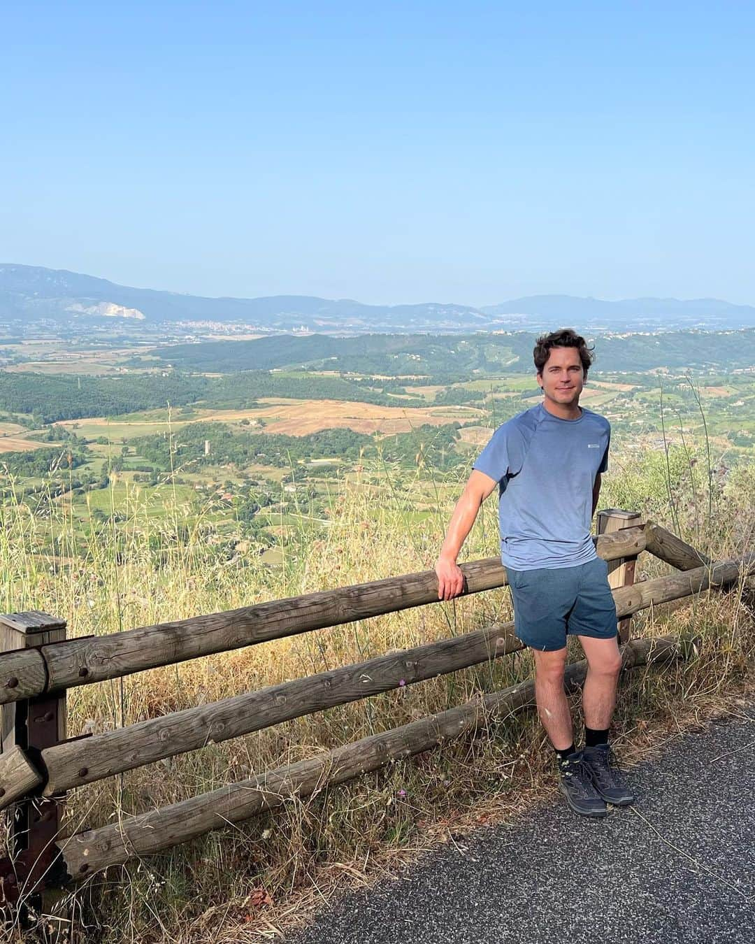 マット・ボマーのインスタグラム：「Back in July, I had the opportunity to join @theranchitaly for a 4 day hiking and wellness retreat in the beautiful Italian countryside. We went on long, challenging hikes, and took some intensive exercise classes- it wasn’t easy! But we also ate delicious food, did some relaxing yoga, and learned about health and wellness, all while staying in the legenadary Palazzo Fiuggi. I don’t think I’ve ever slept better! I met a wonderful group of people, made some new friends, and left feeling better than I had in a long time. Thank you @theranchitaly ! @theranchmalibu」