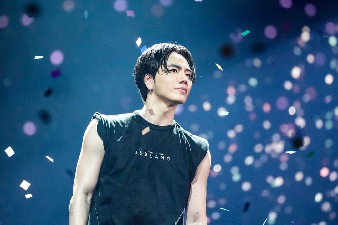 登坂広臣さんのインスタグラム写真 - (登坂広臣Instagram)「🌏🤝🌹 #JSB_LAND #MATE」11月20日 8時50分 - omi.cdl