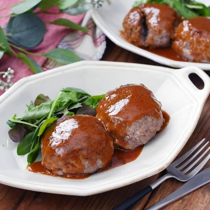 macaroniのインスタグラム：「卵なし！パン粉なしでもおいしくできる🧑‍🍳「#ふわふわジューシーハンバーグ」このレシピのポイントは↓の投稿文をチェックしてくださいね✨   ---------------------------------- ✍️このレシピのポイントは…   ✔️フライパン1つで作る🙌 ✔️ふわふわジューシーに仕上がる😊 ✔️卵もパン粉も使わない！ ----------------------------------    ご質問はお気軽にコメント欄にどうぞ😊⁠ macaroni の料理家が⁣返信いたします👩‍🍳✨⁠  「保存」をしておくと、レシピを見返すときに便利👏 おいしそうと思った方は「いいね」で教えてね💞  ■調理時間：20分  ■材料（4人分) ・合い挽き肉：450g ・玉ねぎ：1/2個 ・塩：小さじ1/4杯 ・こしょう：少々 ・a. ケチャップ：大さじ3杯 ・a. ウスターソース：大さじ3杯 ・a. 牛乳：大さじ2杯 ・a. 有塩バター：10g  ■作り方 1. フライパンに合い挽き肉、玉ねぎを混ぜ合わせ、塩、こしょうを加えてしっかり捏ねます。 2. 4等分にし、俵状になるように成型してフライパンに並べます。 3. 火をつけ、強めの中火で5分ほど焼き、焼き色がついたら裏返します。フタをして、弱火で5〜7分蒸し焼きにし、取り出します。※中央に竹串を刺して透明な肉汁が出てきたら焼き上がりの合図です。赤やピンク色の肉汁が出てきたらさらに2〜3分蒸し焼きにしてください。 4. ③のフライパンにソースの材料を入れて火にかけます。ふつふつとし、とろみがついたらハンバーグにかけて完成です。  ■コツ・ポイント ・つなぎを使用していないので、しっかり粘り気が出るまでこねてください。 ・焼き上がりは中央に竹串を刺して確認してください。肉汁がピンク色の場合はさらに2〜3分蒸し焼きにしてください。 ・ソースは残った脂を使用するため、拭き取らずにお作りください。  #macaroniレシピ #レシピ #おうちごはん #暮らし #日常 #おうちカフェ #ごはん #暮らしを楽しむ #料理好きな人と繋がりたい #自炊 #手料理 #丁寧な暮らし #うちごはん #日々の暮らし #家庭料理 #日々 #献立 #ランチ #晩ごはん #夕飯 #夜ごはん #お昼ごはん #夜ご飯 #晩ご飯 #お昼ご飯 #おうち時間 #ハンバーグ #ハンバーグレシピ」